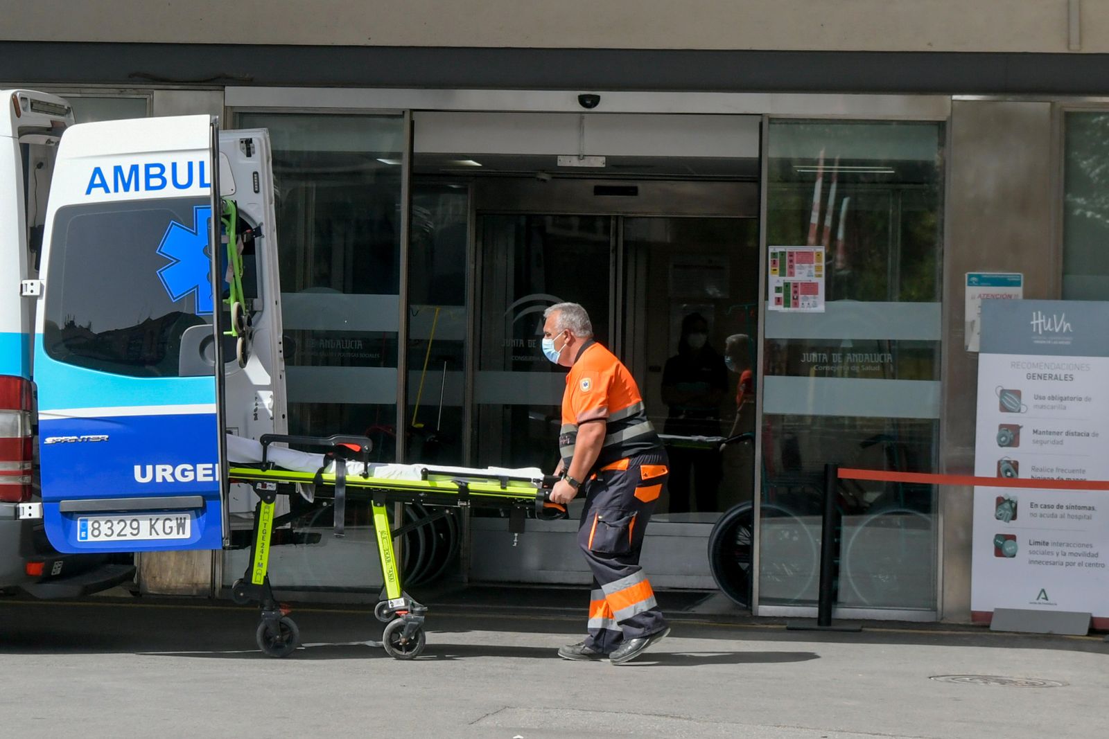 Granada vuelve a rozar la decena de muertos por Covid en una semana en la que bajan el resto de indicadores