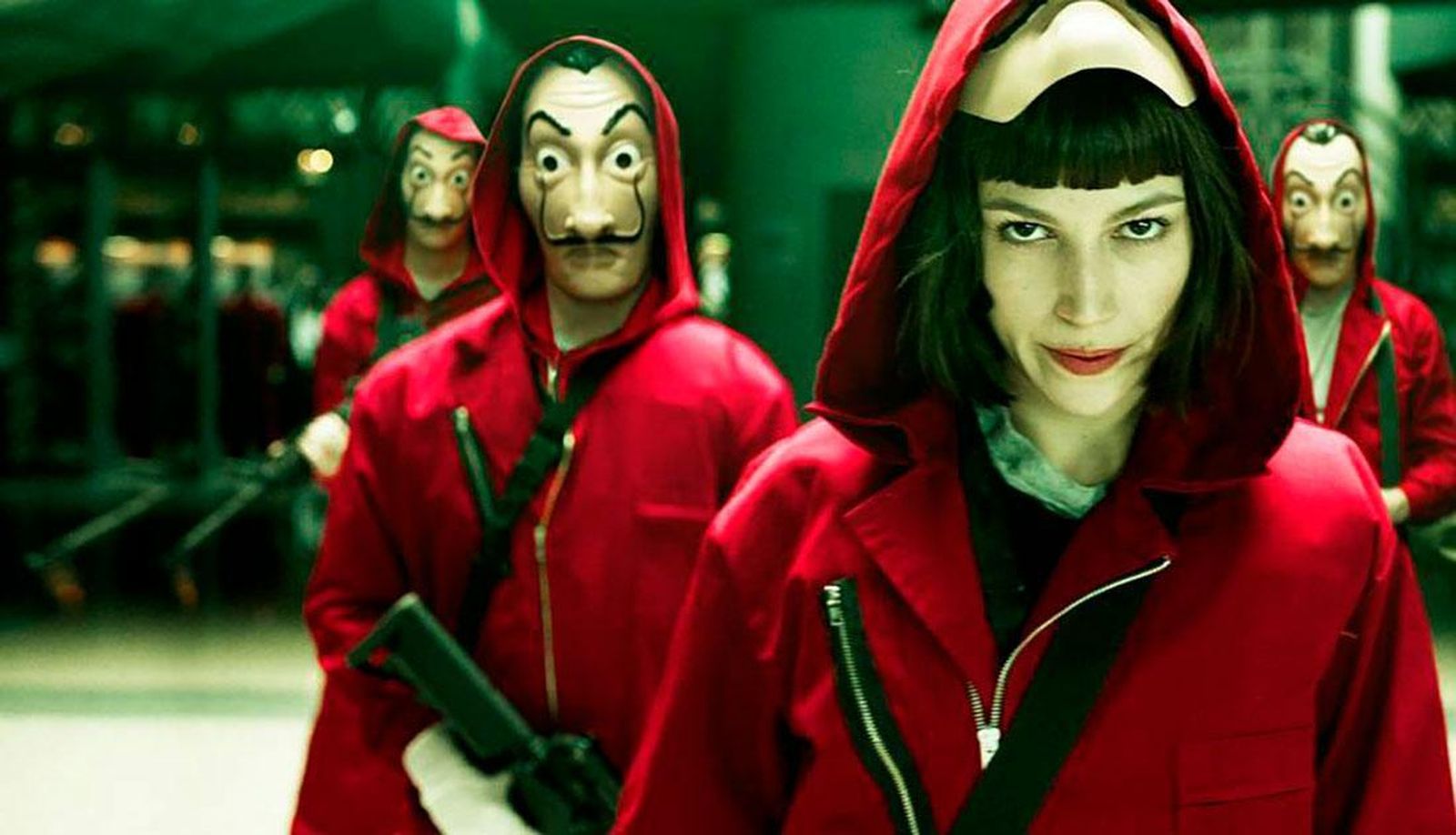 Úrsula Corberó  y otros compañeros con las máscaras de Dalí en  'La casa de papel'