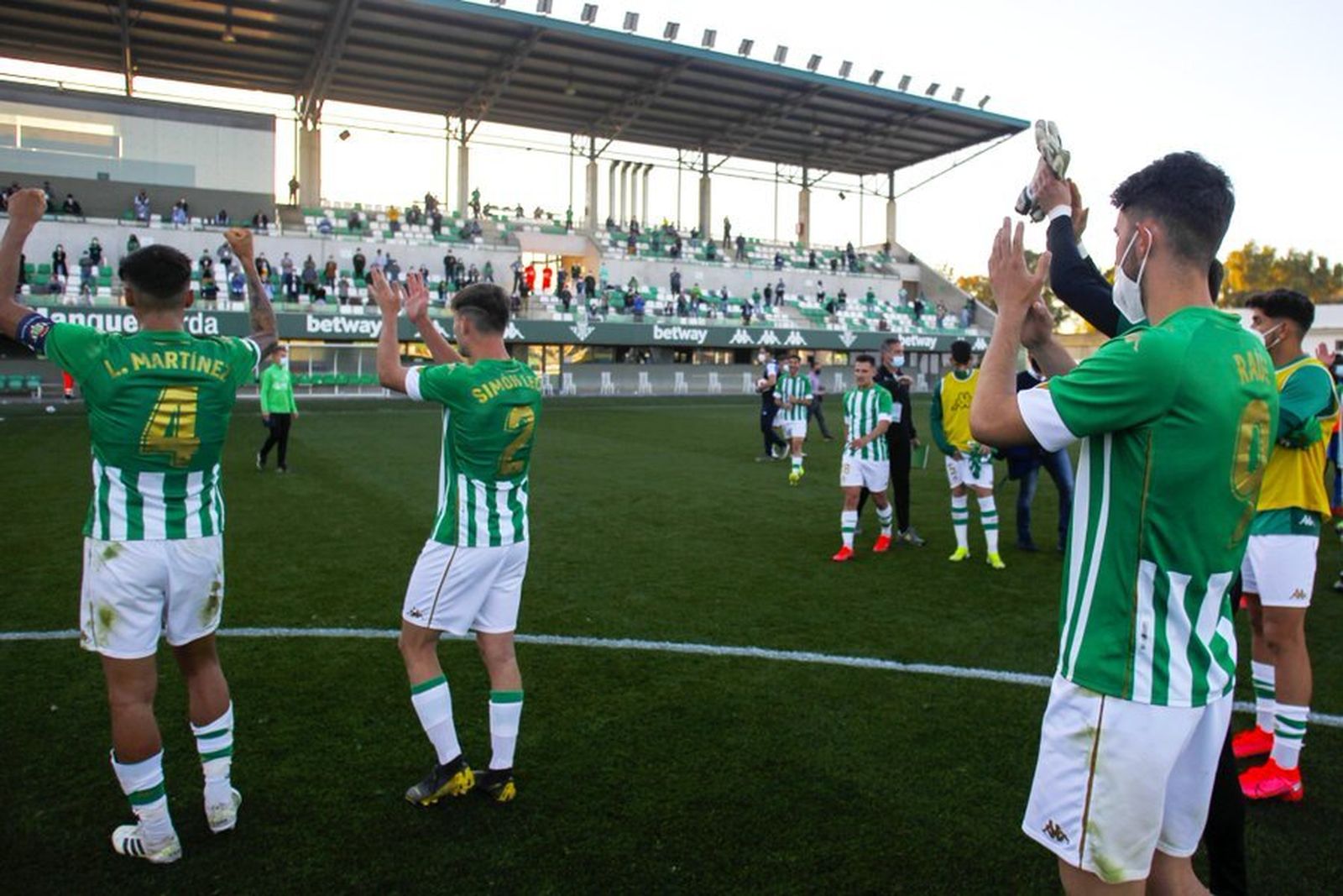 Los jugadores del Betis Deportivo aplauden a la afición.