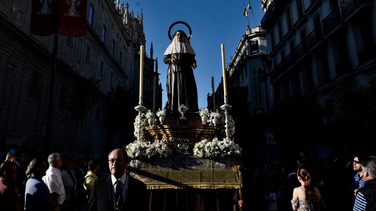 El paso con Santa Ángela ya la calle.