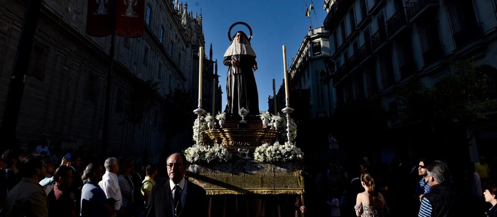 El paso con Santa Ángela ya la calle.