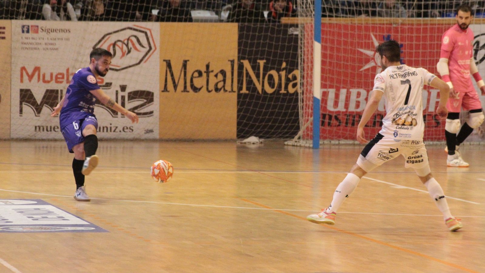 Jesulito ejecuta un pase ante el Noia.