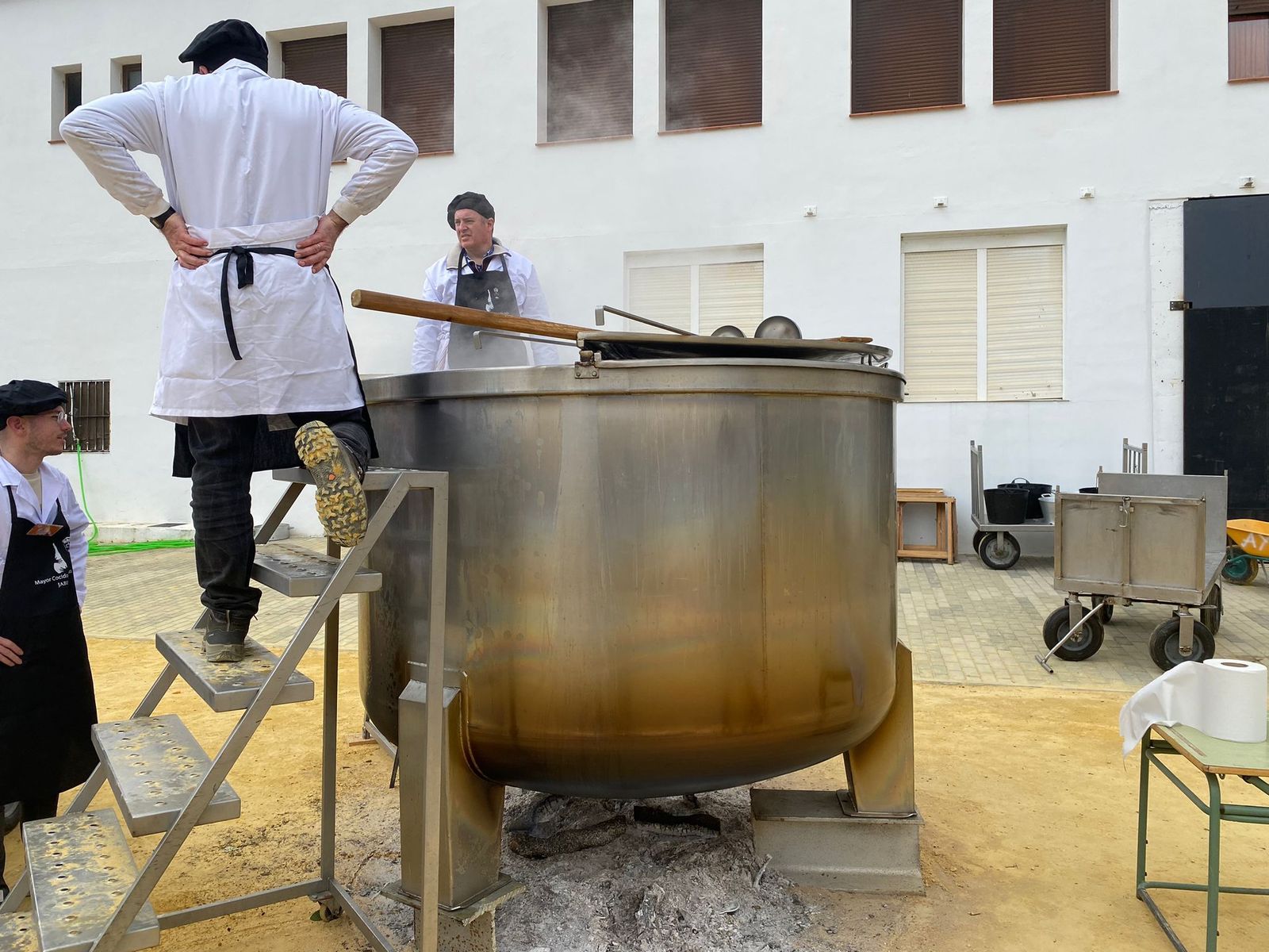 El mayor cocido del mundo cocinado en Jabugo, en imágenes.
