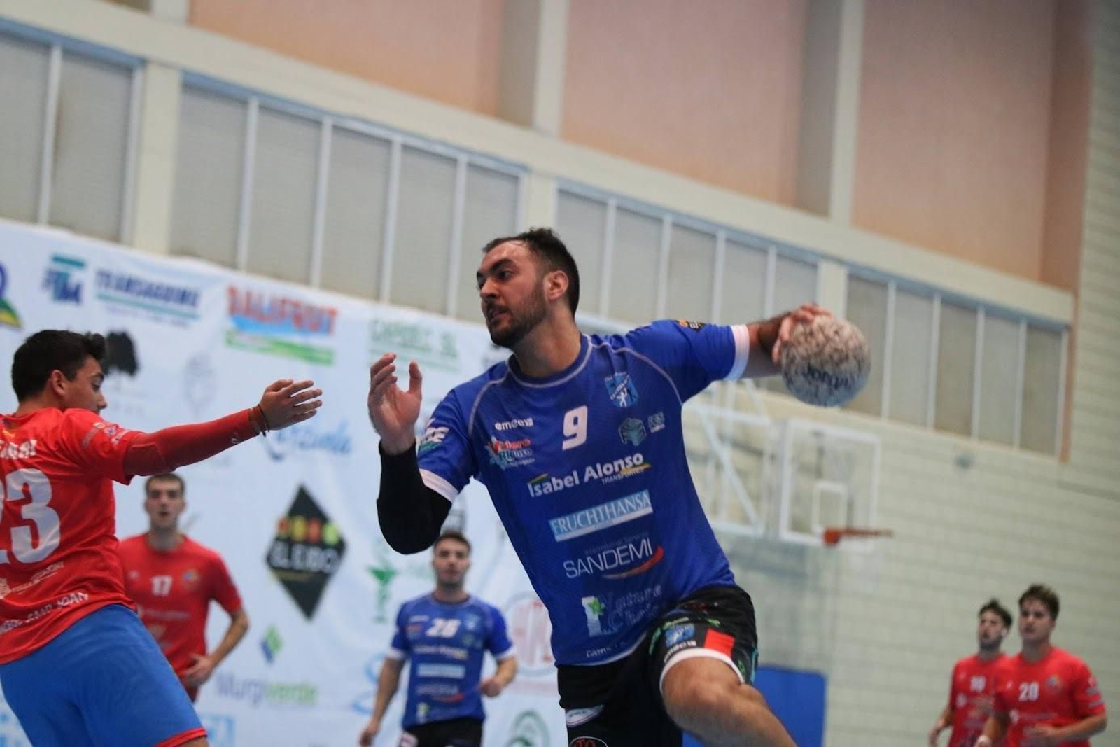 Un jugador ejidense se dispone a ejecutar un lanzamiento a la portería rival