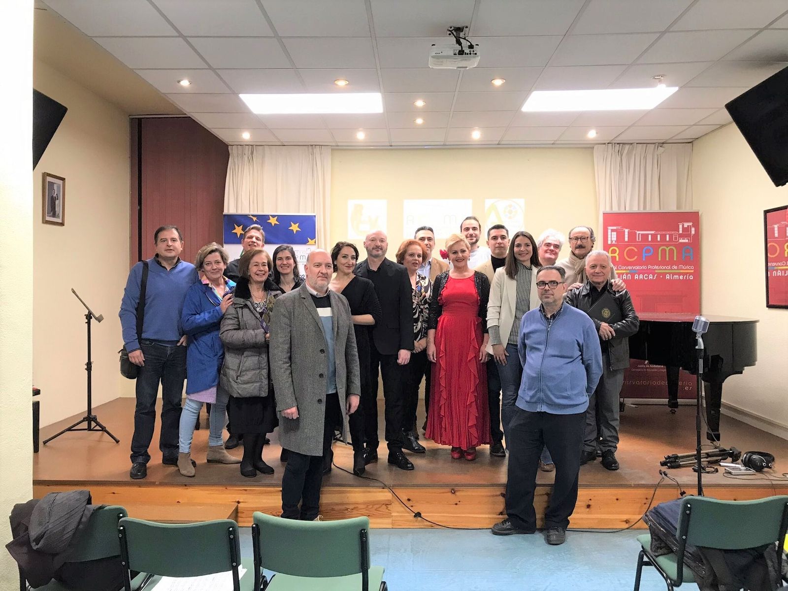 Profesores, alumnos y ponentes de la primera conferencia musicalizada sobre Manuel del Águila.