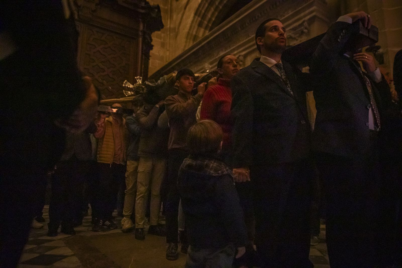 Así fue el viacrucis del Cristo de la Viga por el interior de la Catedral de Jerez