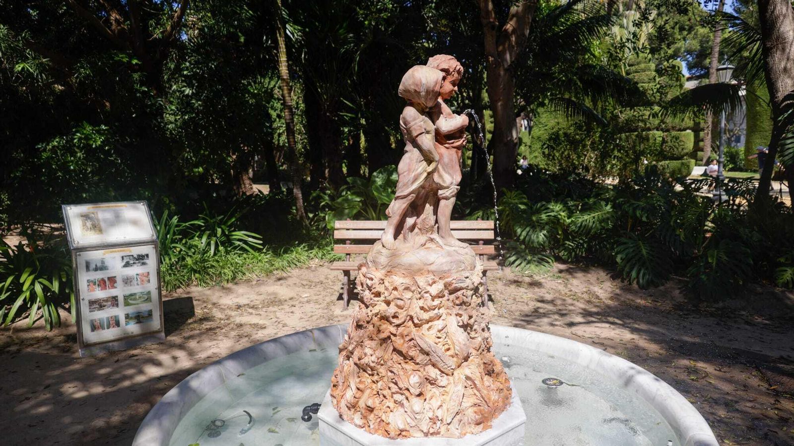 Imagen del conjunto escultórico y la fuente tomada hoy mismo.