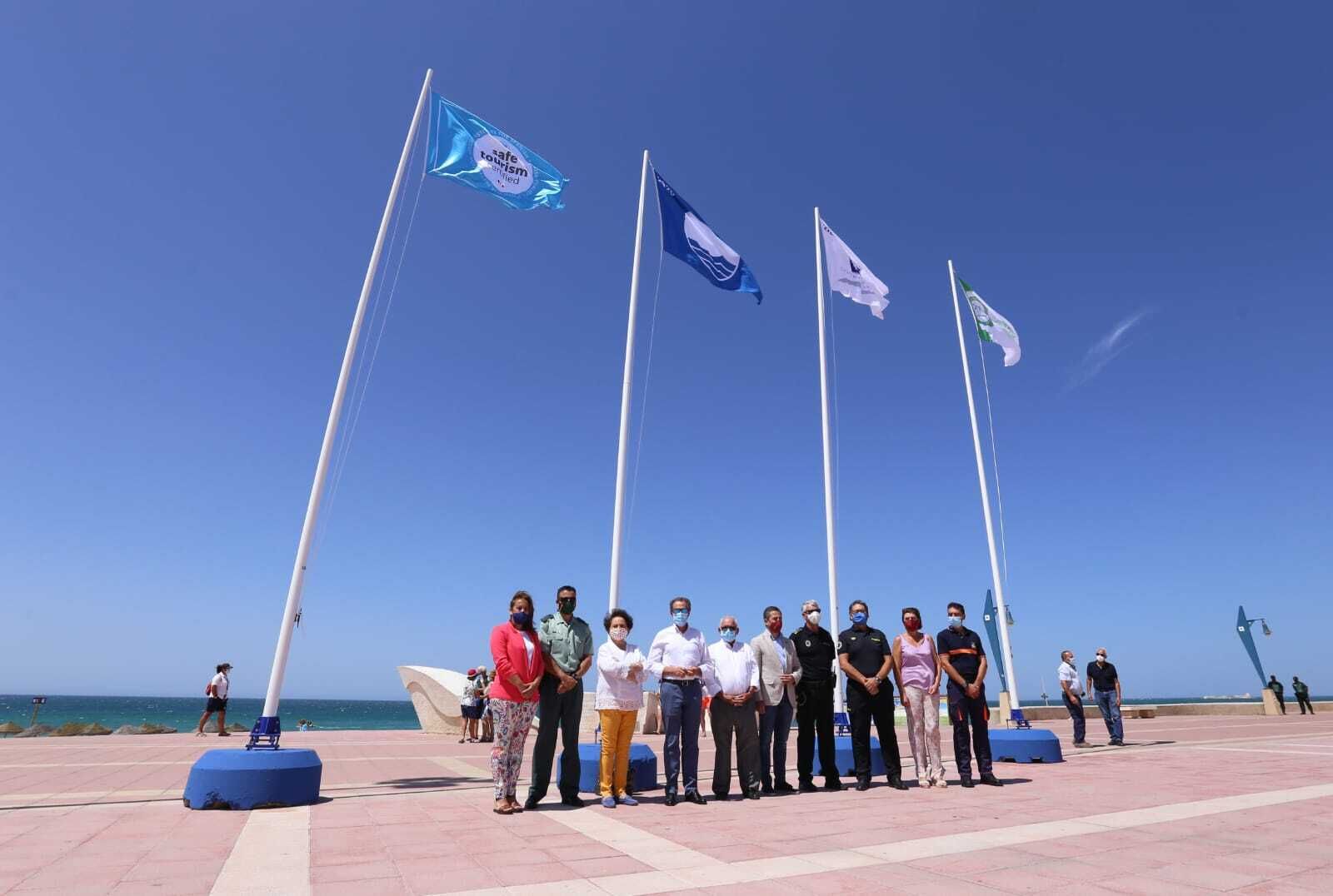 Los encargados de izar las diferentes banderas posan durante el acto.