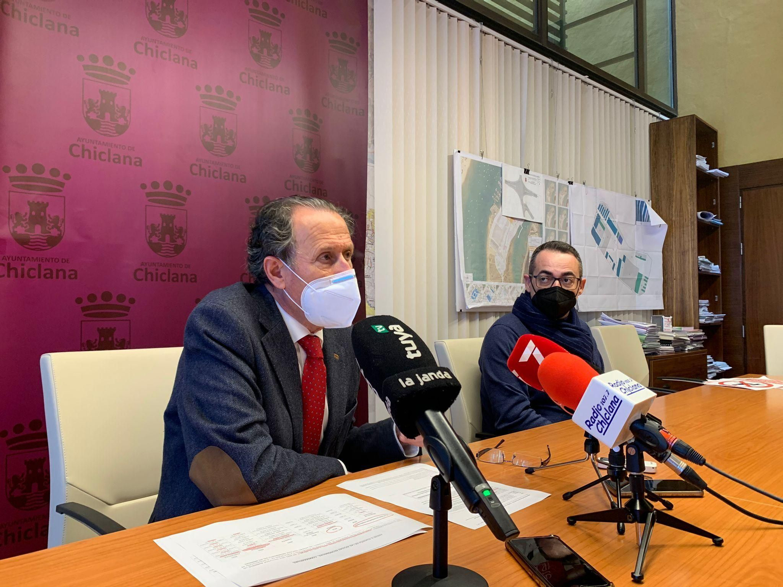 El alcalde y el delegado municipal de Servicios Sociales presentan las novedades previstas en las ayudas.