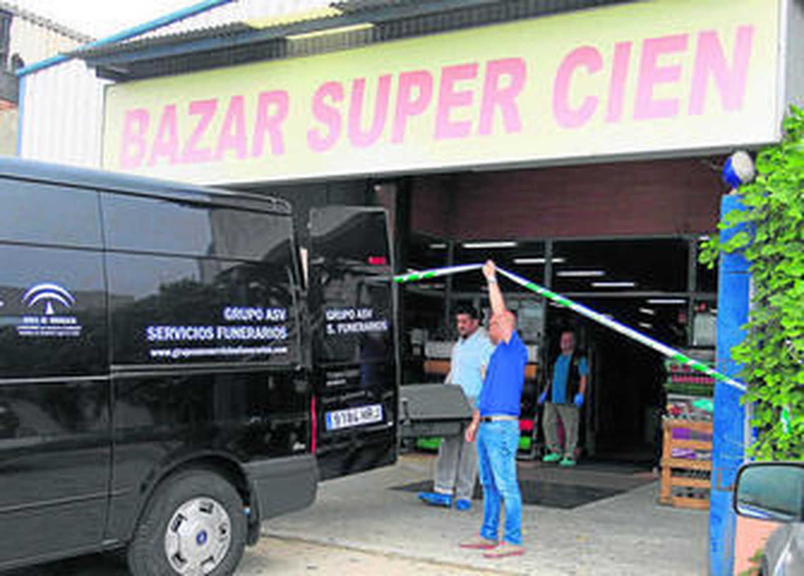 El féretro con el cuerpo de la víctima es introducido en el furgón de los servicios funerarios.