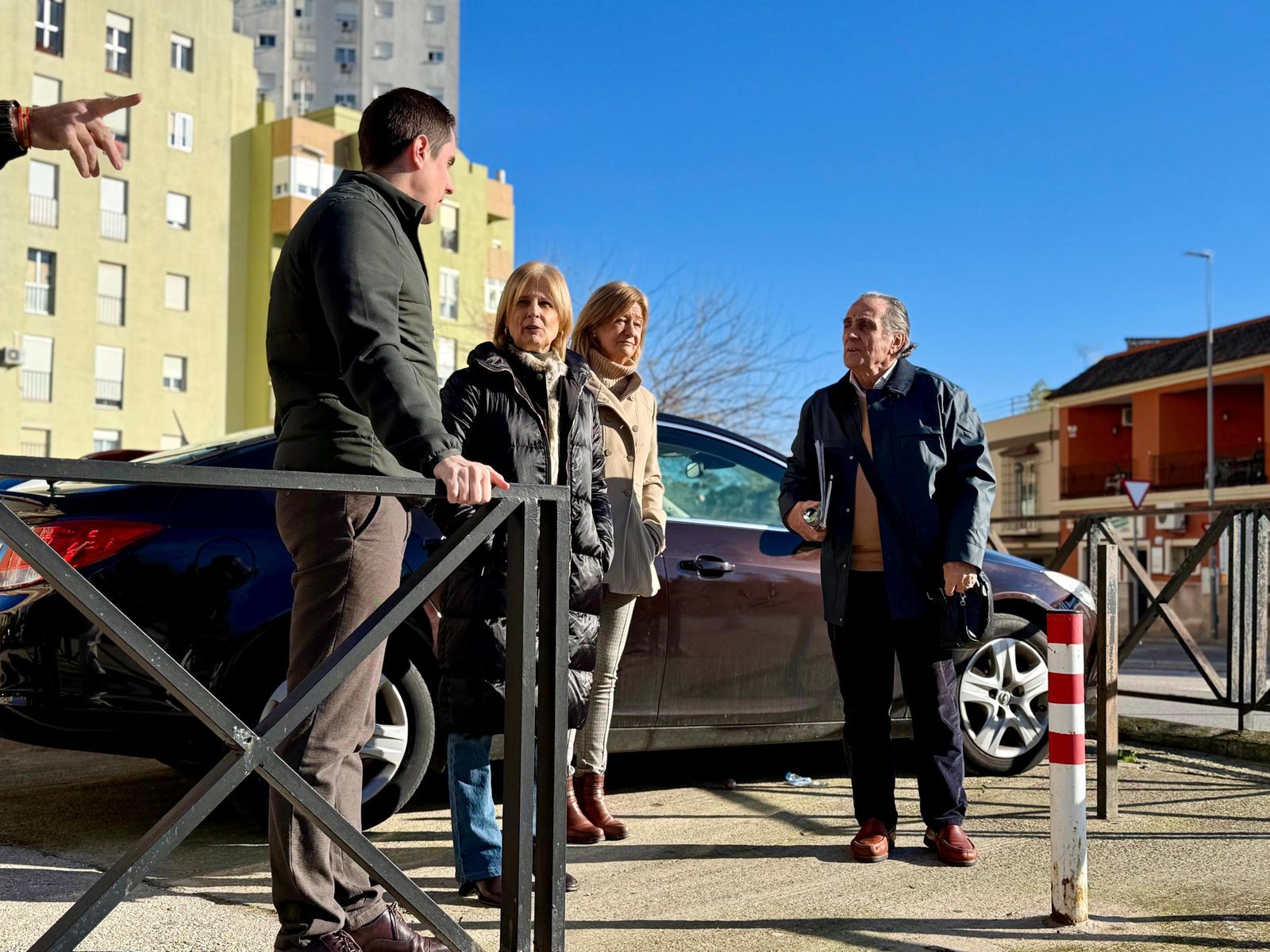 La alcadesa María José García-Pelayo visita, junto a delegados municipales, la barriada de Princi Jerez.