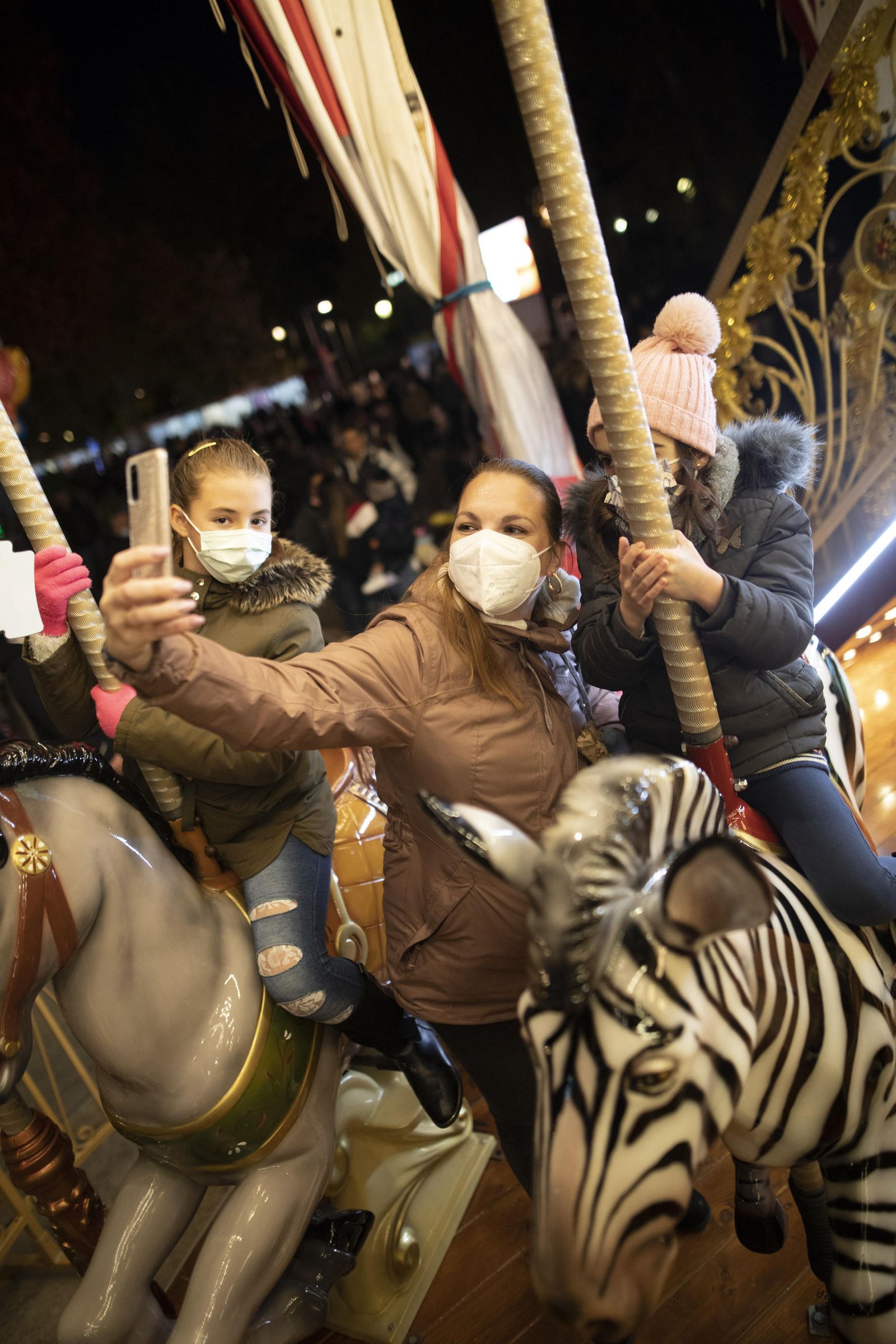Multitud de visitantes y ambiente navideño en Granada durante el puente, en imágenes