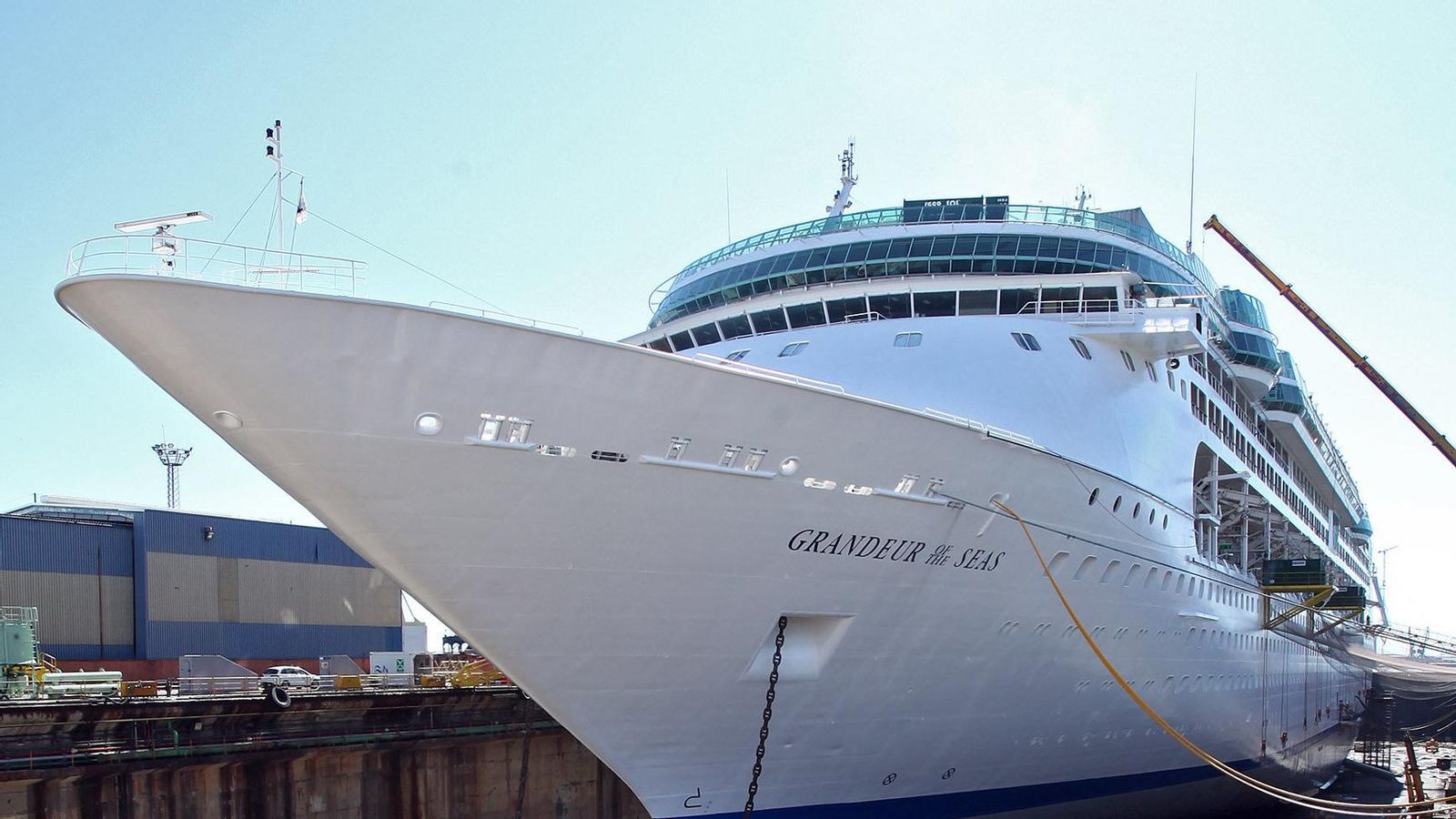 Imagen de archivo de un gigantesco crucero reparando en el dique 4 de la factoría gaditana de Navantia en Cádiz Imagen de archivo de un gigantesco crucero reparando en el dique 4 de la factoría gaditana de Navantia en Cádiz