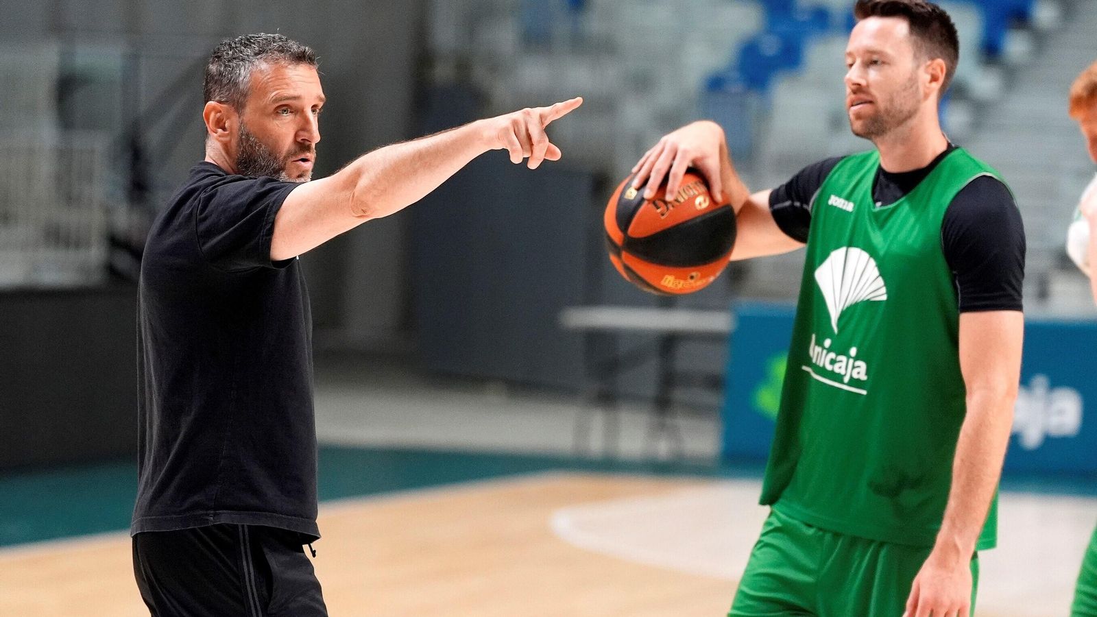 Ibon Navarro da órdenes a Tyler Kalinoski en un entrenamiento.