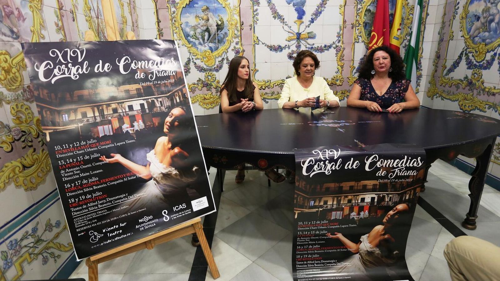 Silvia Beaterio, Carmen Castreño y Maite Lozano con el cartel, en la presentación.
