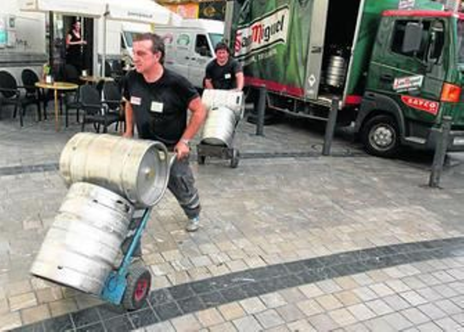 Tareas de reparto de mercancía, en el centro de Málaga, ayer.