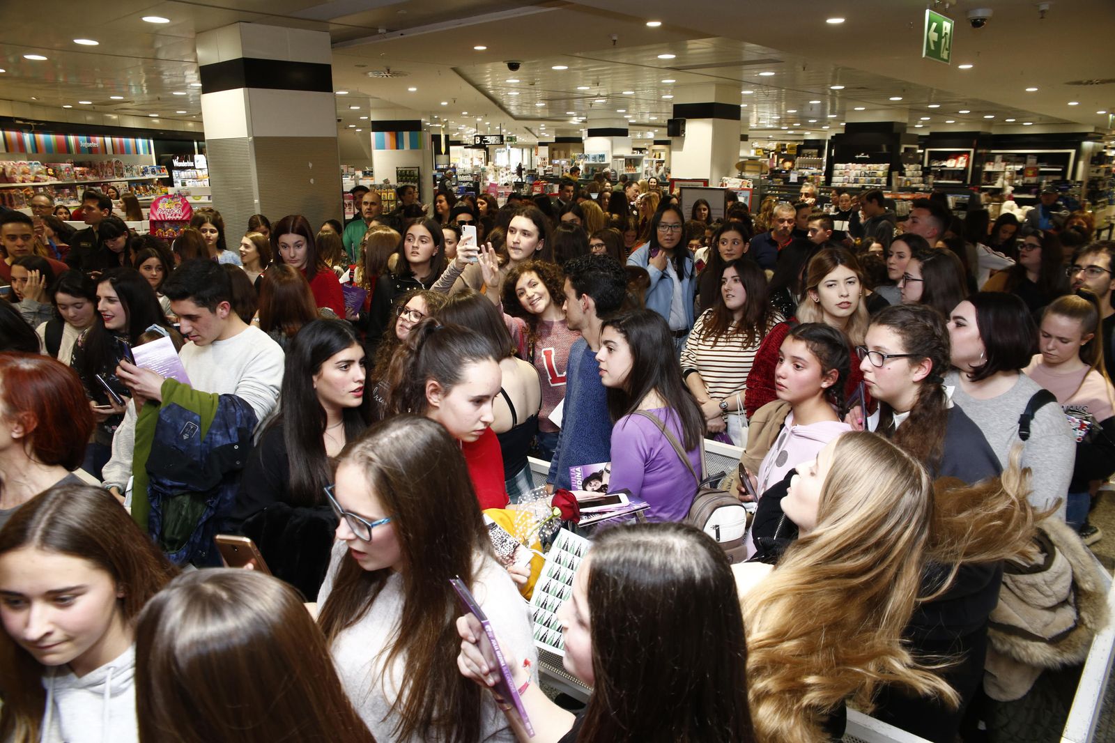 Imágenes de la firma de discos de Julia Medina de 'OT' en Granada