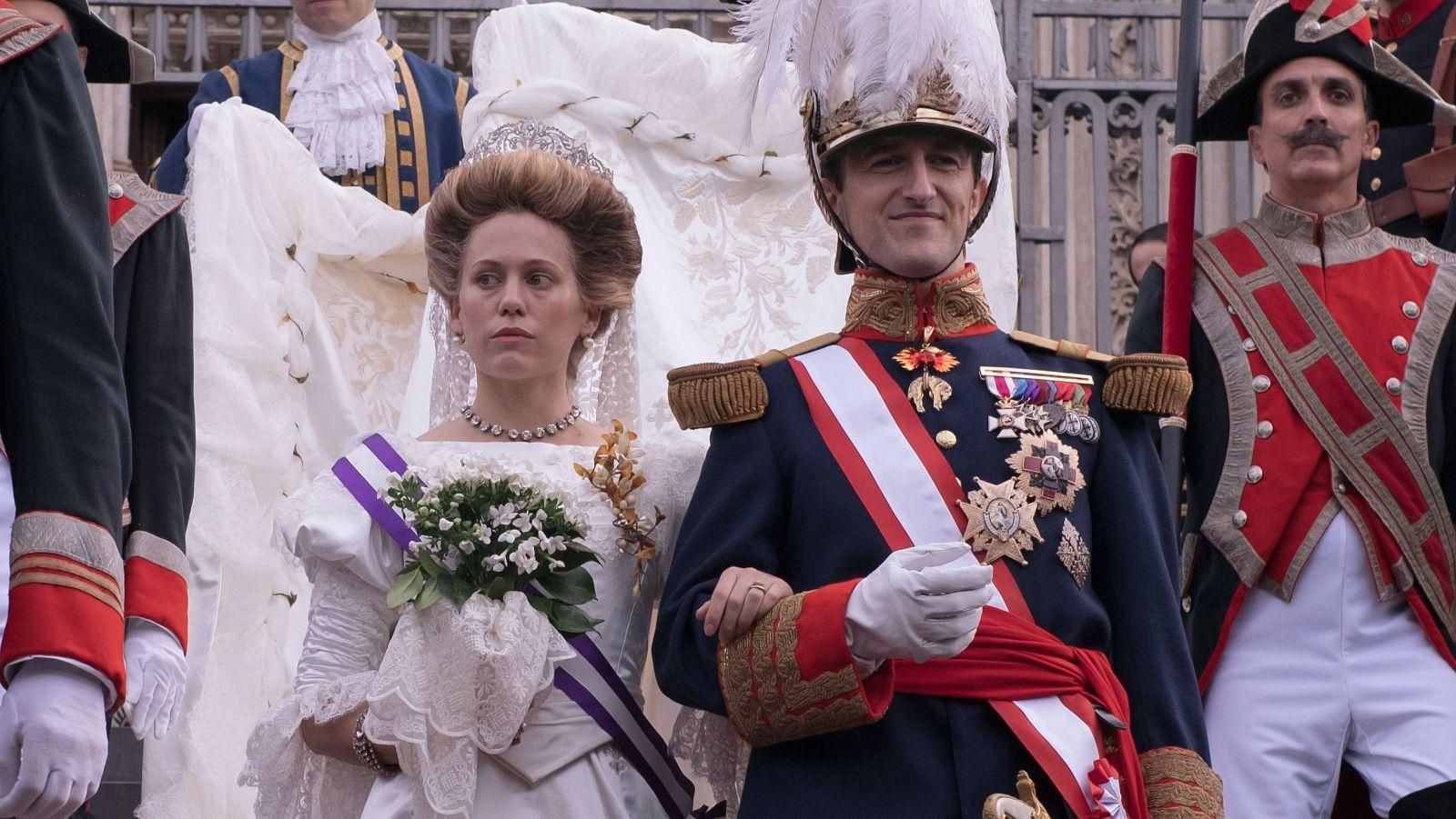 Los actores que interpretan a Alfonso XII y Victoria Eugenia al bajar las escalinatas de los Jerónimos en la escena de la boda en 'Ena'
