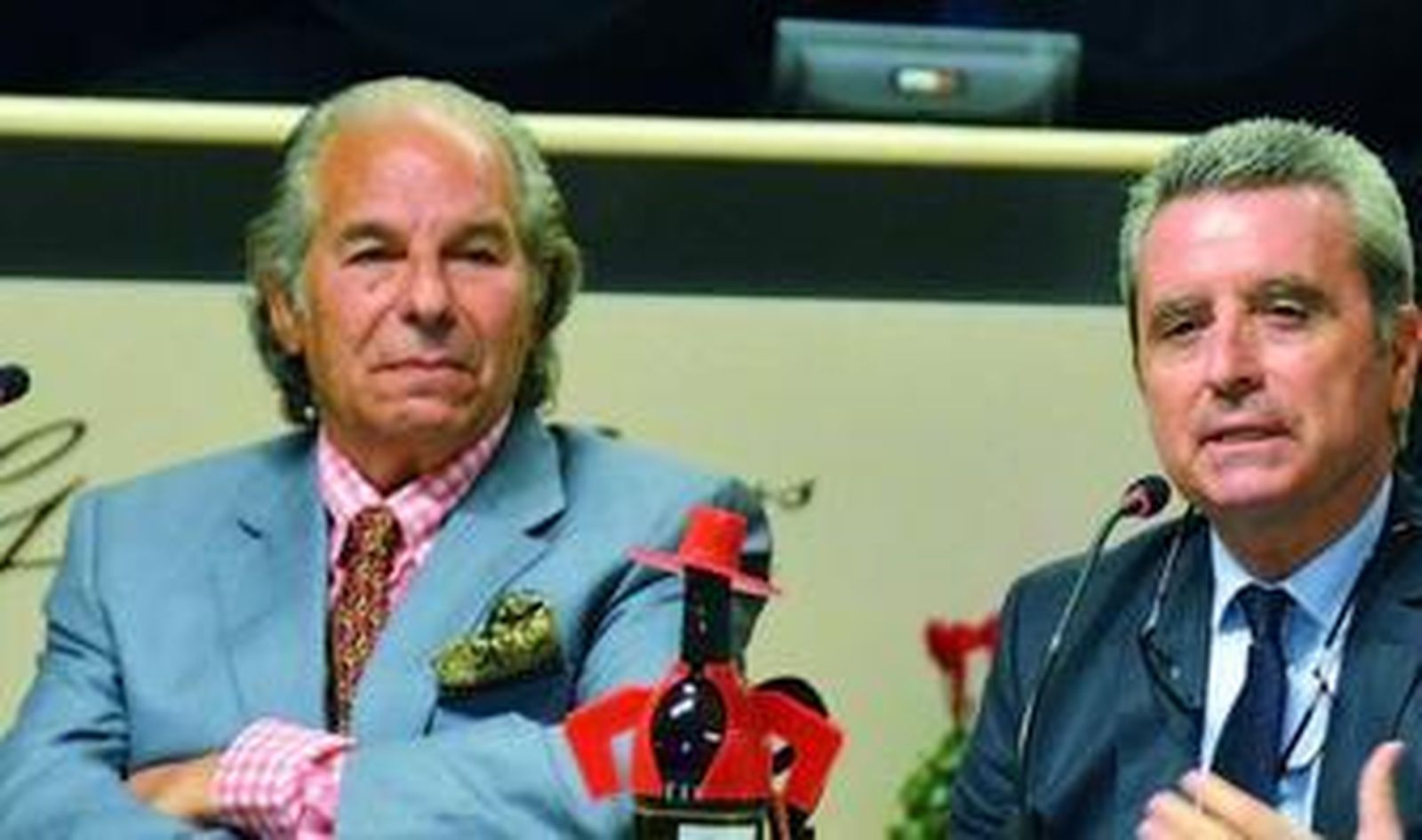 El ex torero jerezano junto a Ortega Cano en un acto público en la bodega González Byass.