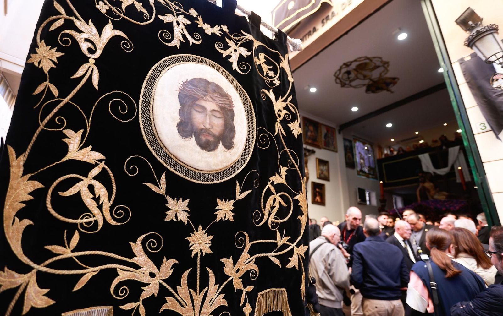 La Piedad en su procesión del Viernes Santo en Málaga, en fotos