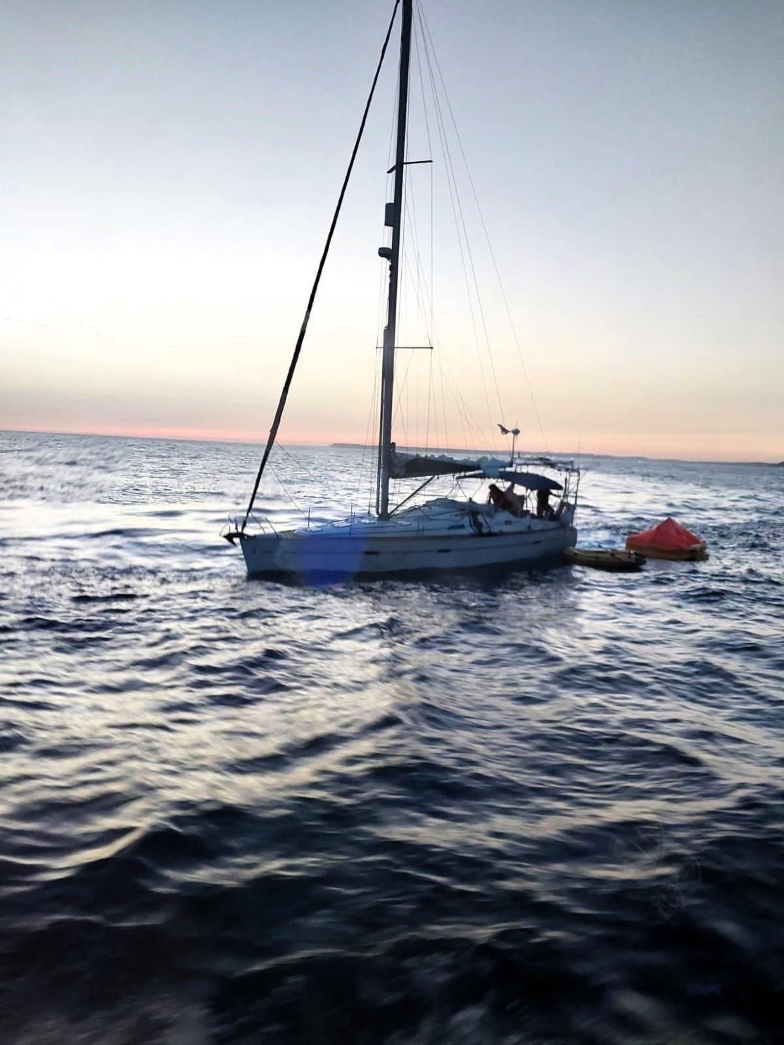 La balsa salvavidas junto al velero 'Bonhomme William', a dos millas de Punta Camarinal.