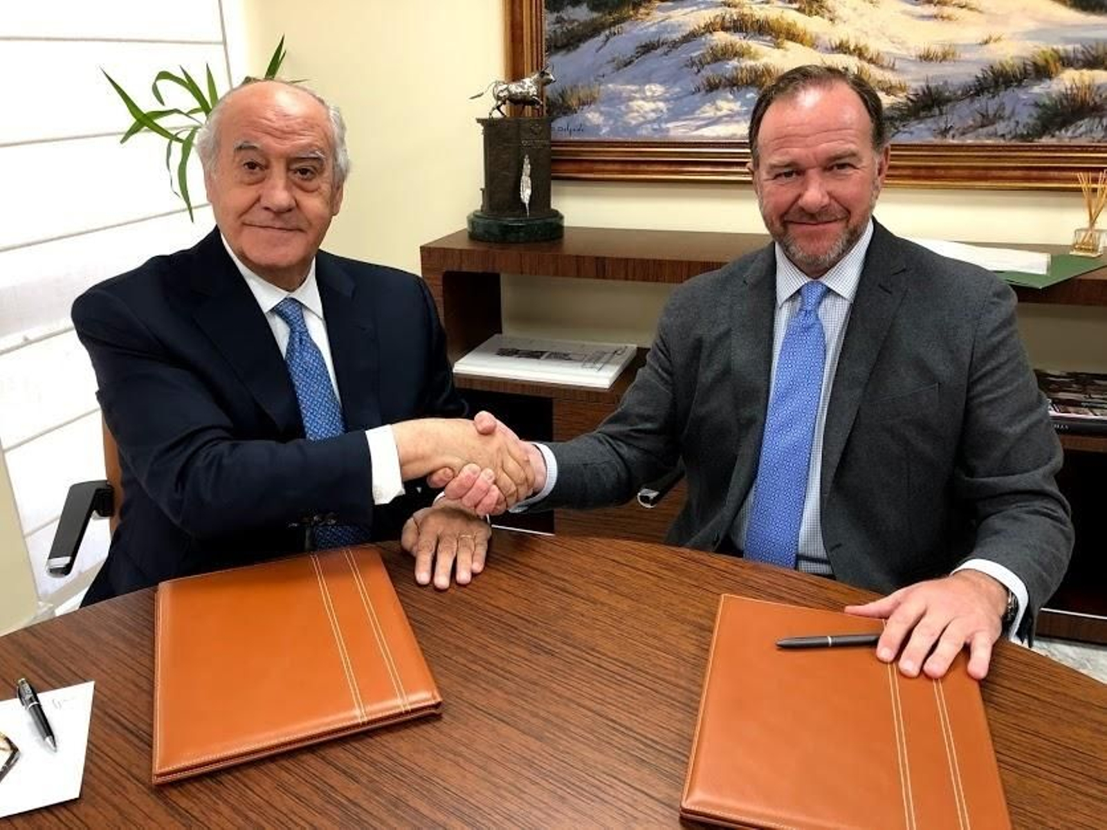 Ramón Valencia y José Luis García-Palacios Álvarez, en la firma del convenio.