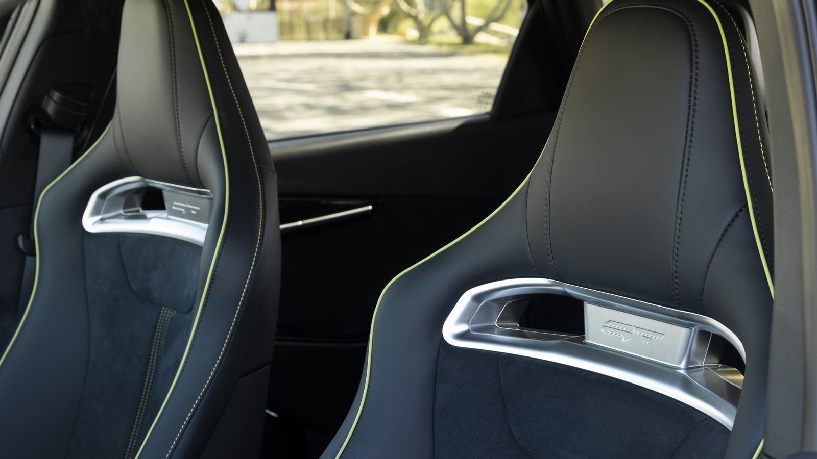 Los asientos de serie en esta versión son de tipo bacquet y con la inserción GT.