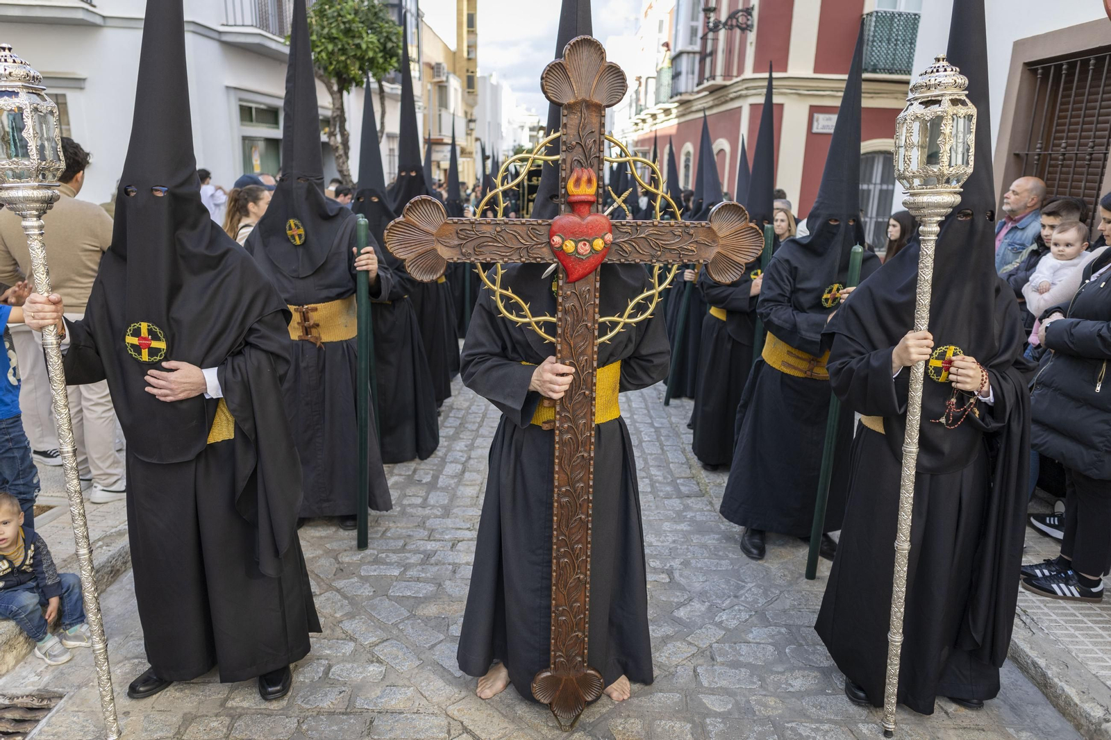 En imágenes, Vera Cruz también adelanta su salida y recorta su recorrido en el Miércoles Santo de la Semana Santa 2025 de San Fernando