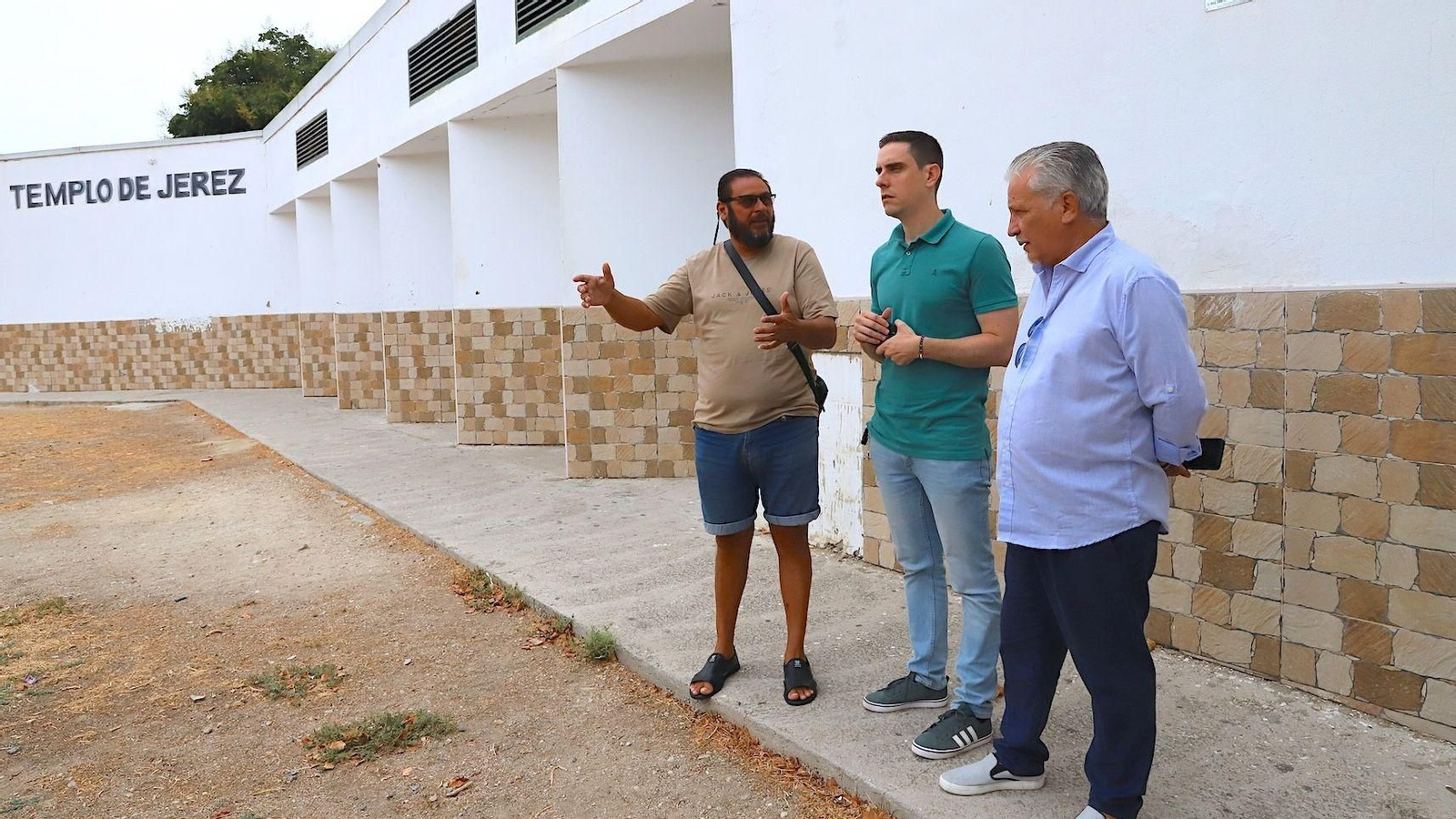 Jaime Espinar con responsables de la Iglesia Evangélica Filadelfia de Jerez.