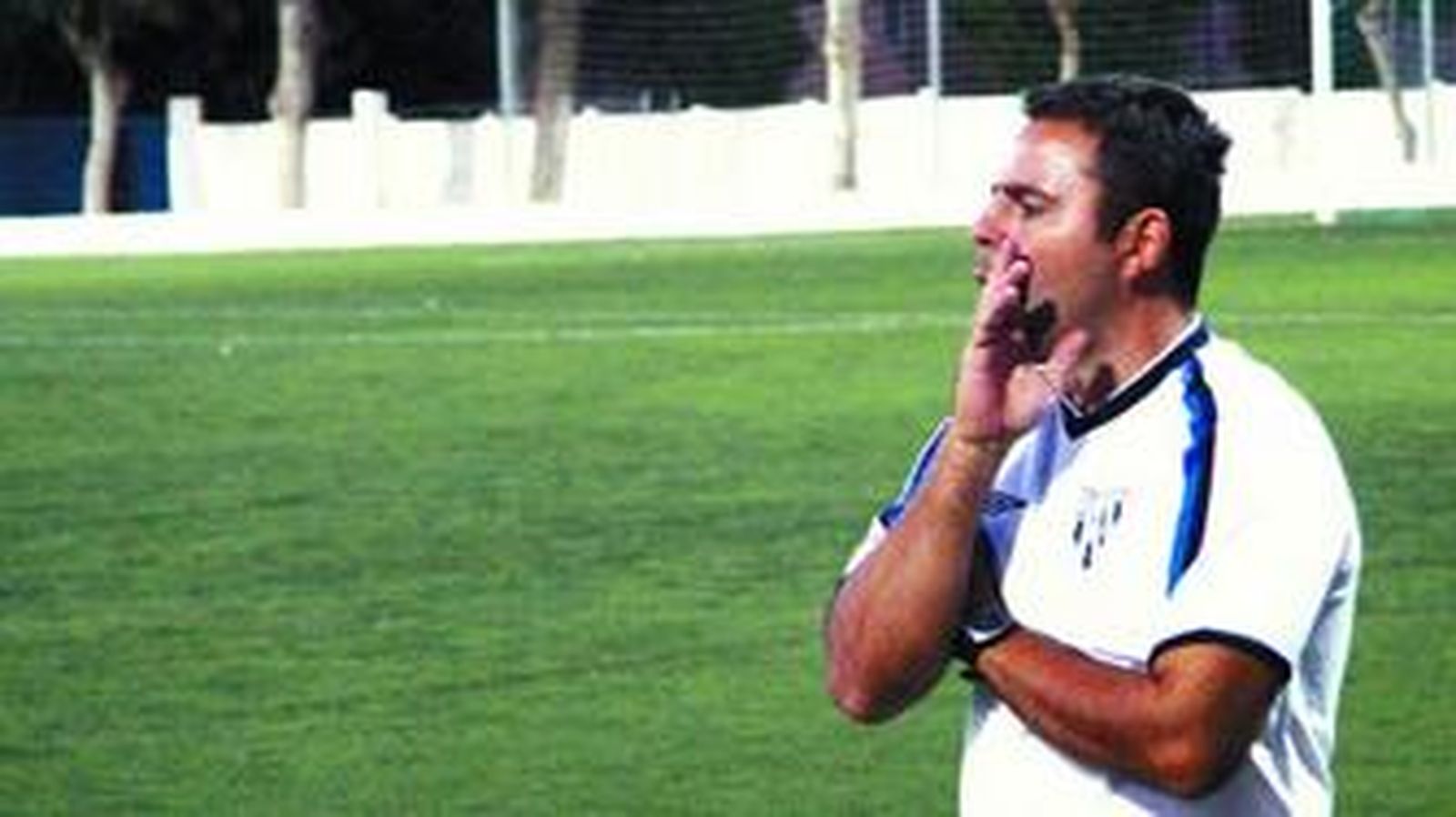 Manuel Luque da instrucciones a sus futbolistas en un encuentro de esta temporada.