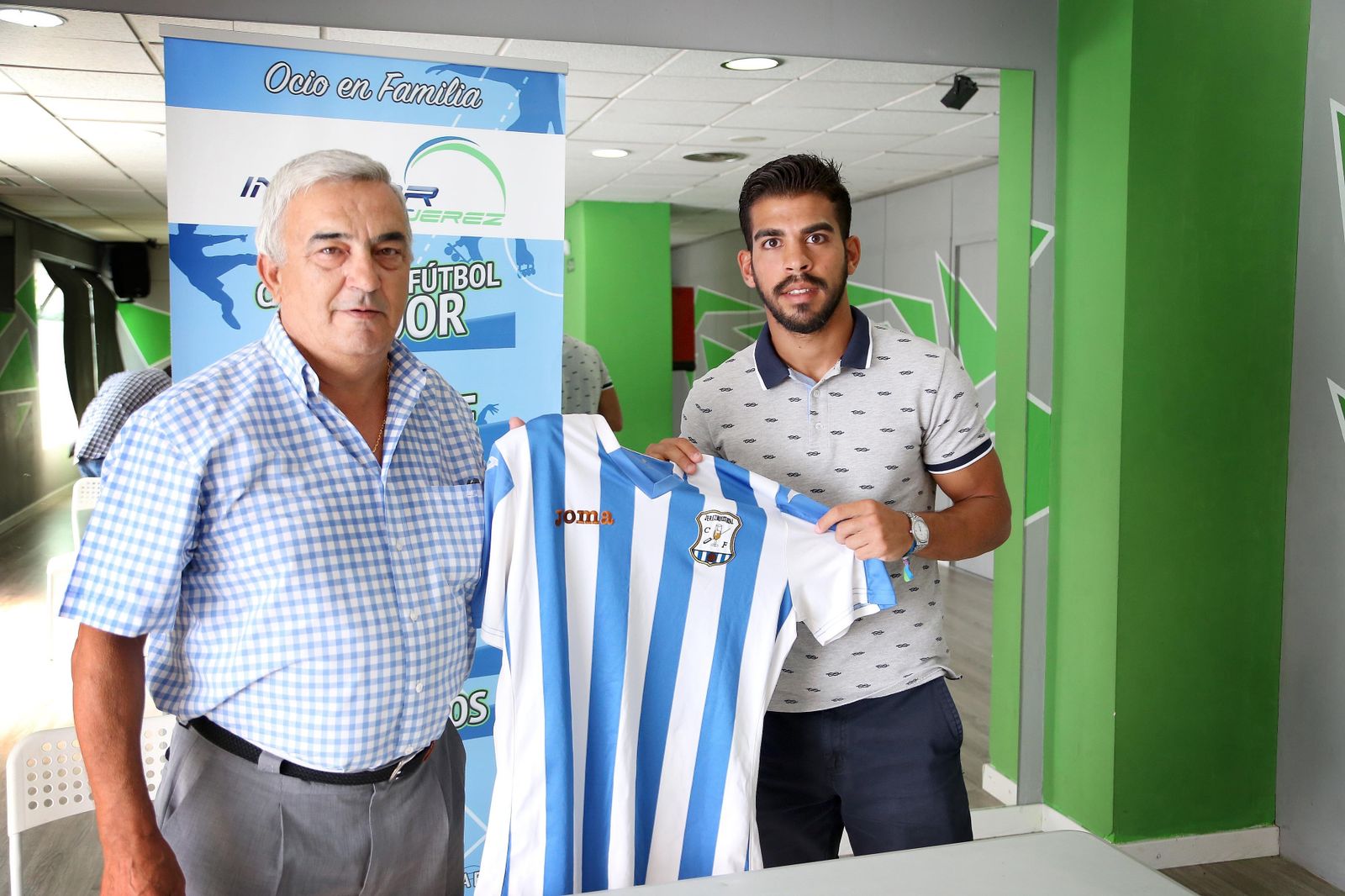 Diego, junto al directivo Juan García, durante su presentación.