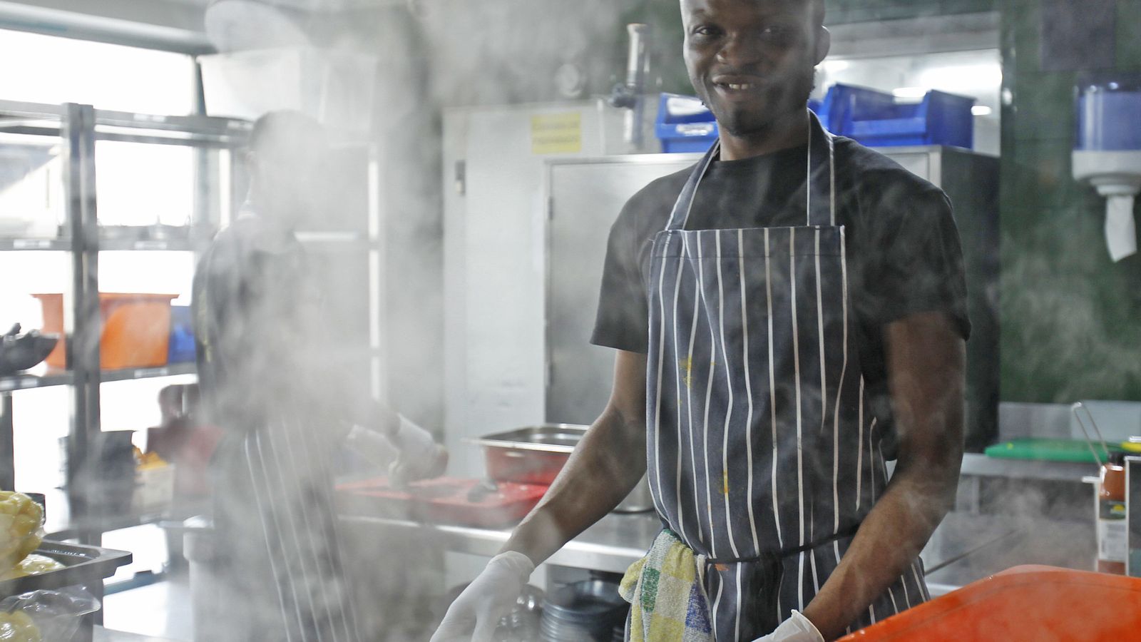El sueño de Mohamed es montar su propio negocio en su país, Costa de Marfil.