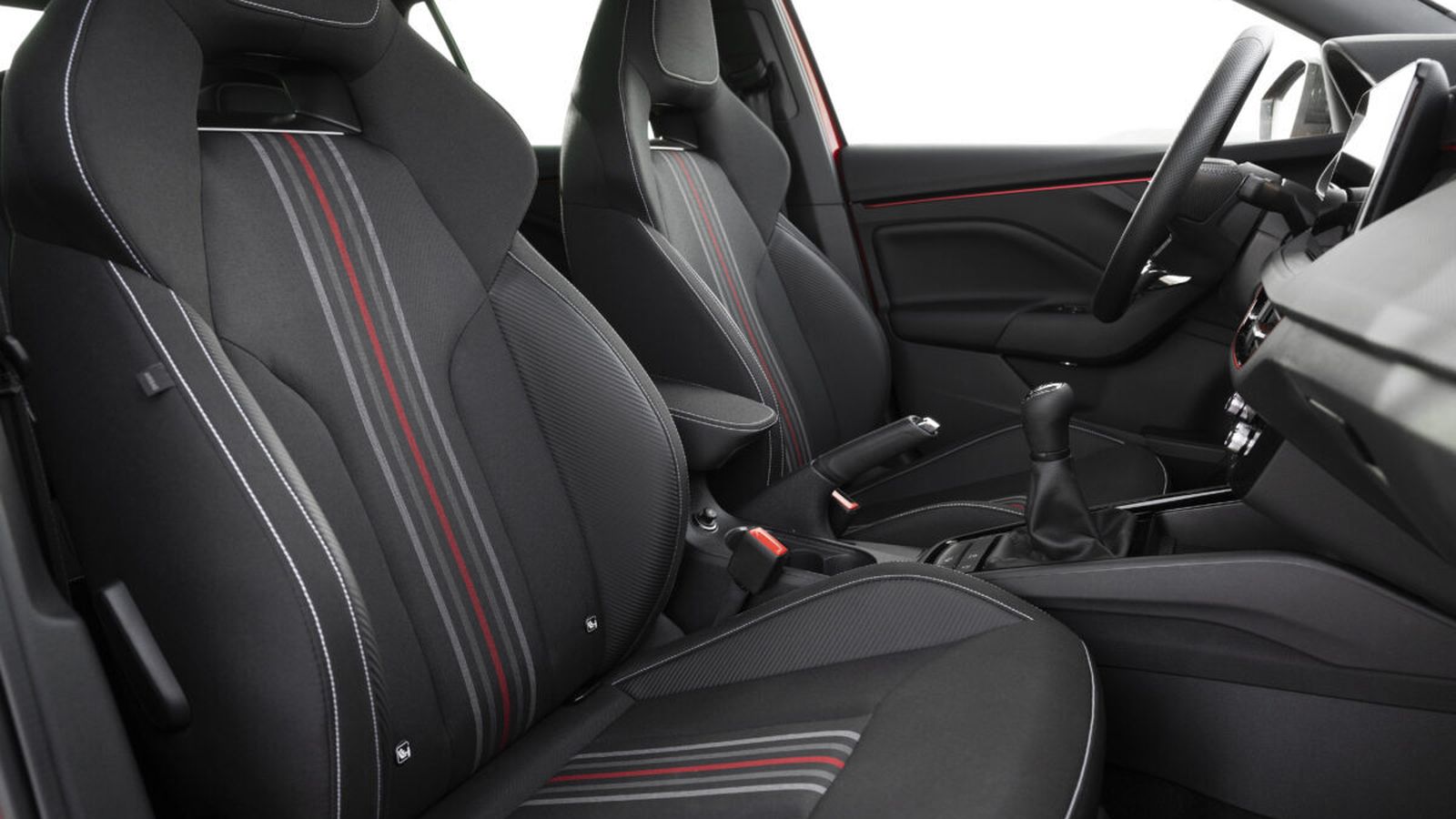 En el tope de gama, el Monte Carlo, los asientos son de corte deportivo. También cambian las decoraciones, con elementos en rojo, por ejemplo.