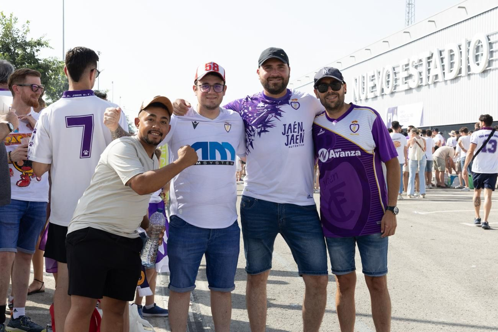 El épico recibimiento de la afición lagarta al Real Jaén, en imágenes