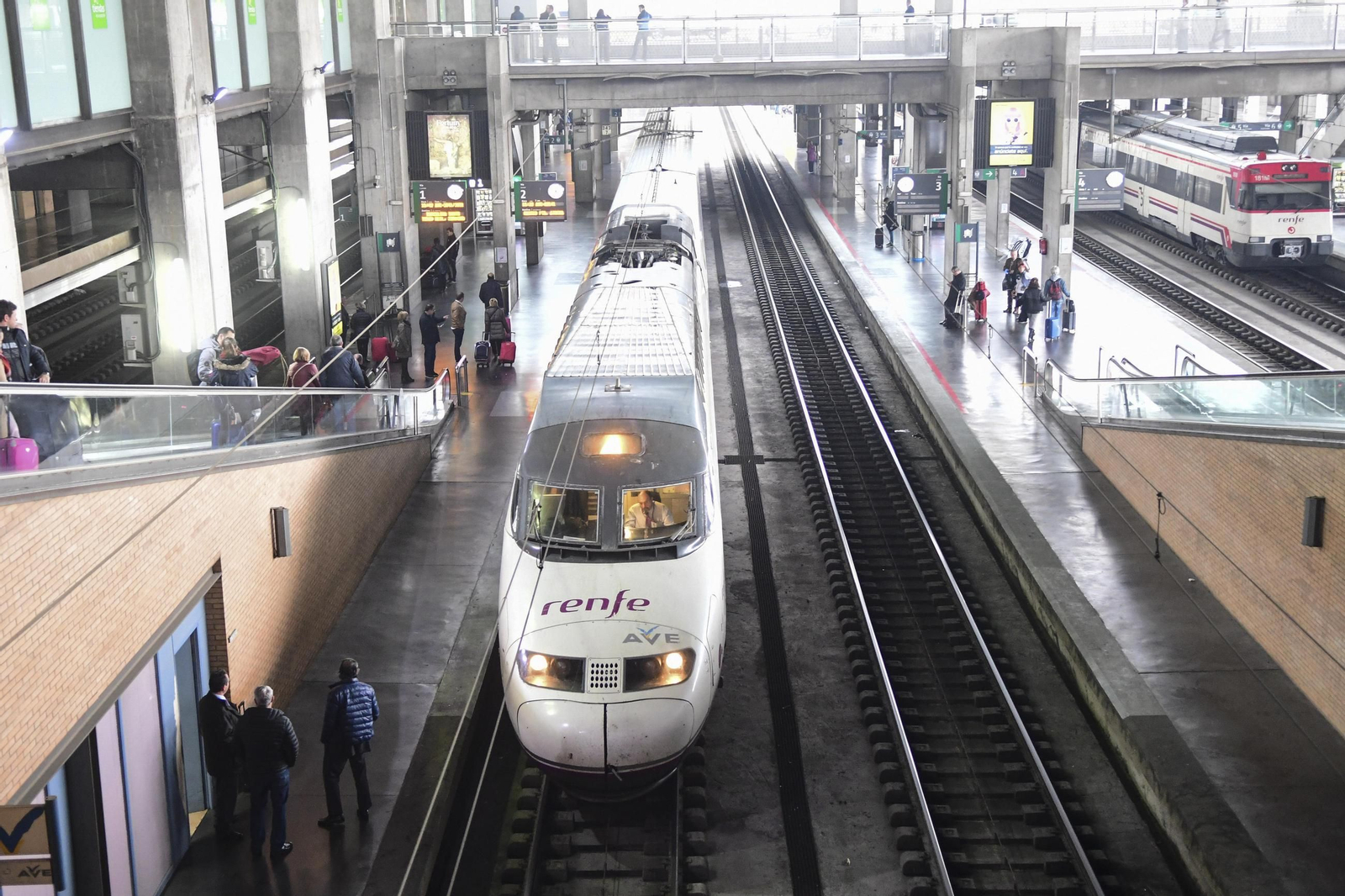 Un AVE en la estación de Córdoba. Un AVE en la estación de Córdoba.