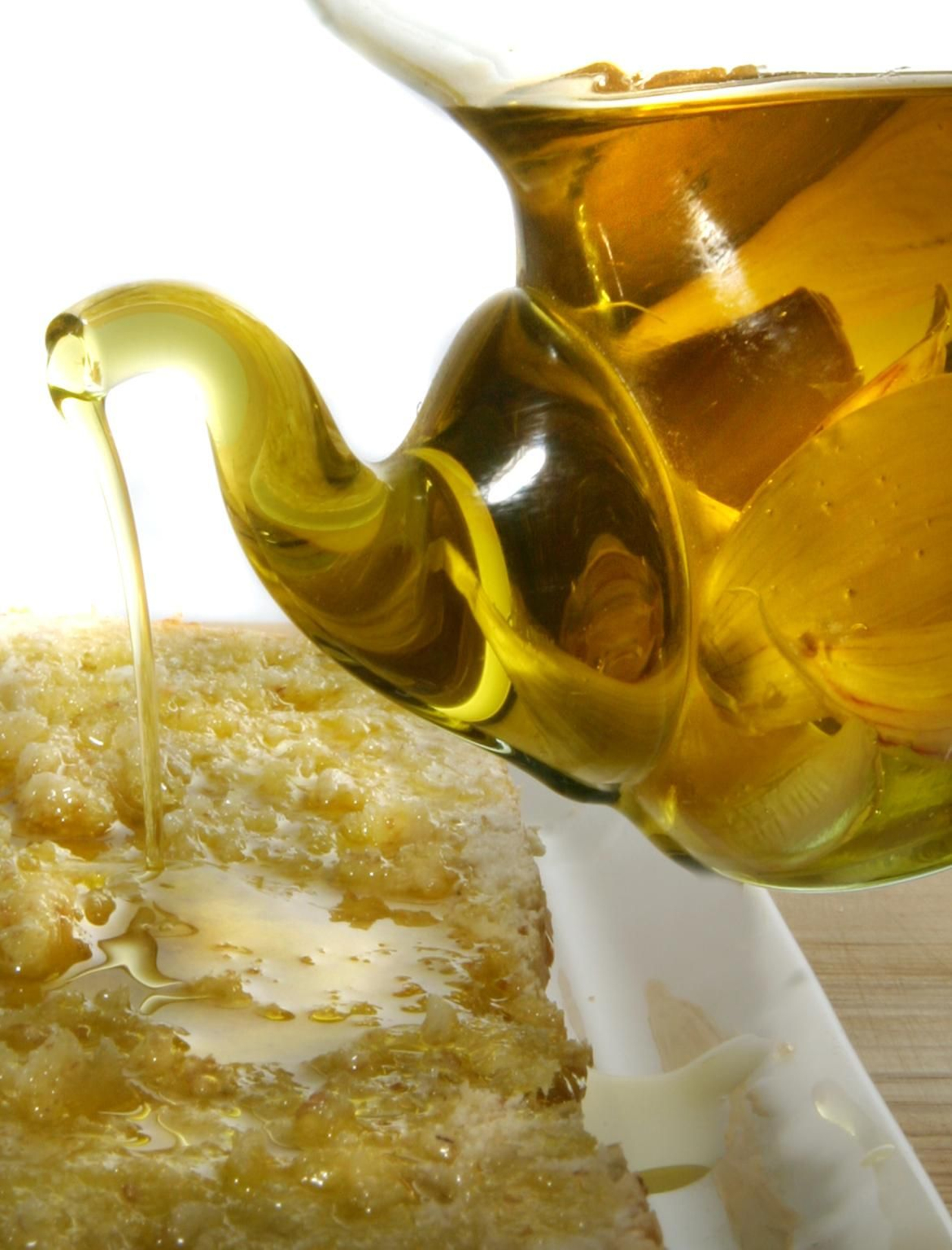 Una aceitera vierte aceite.