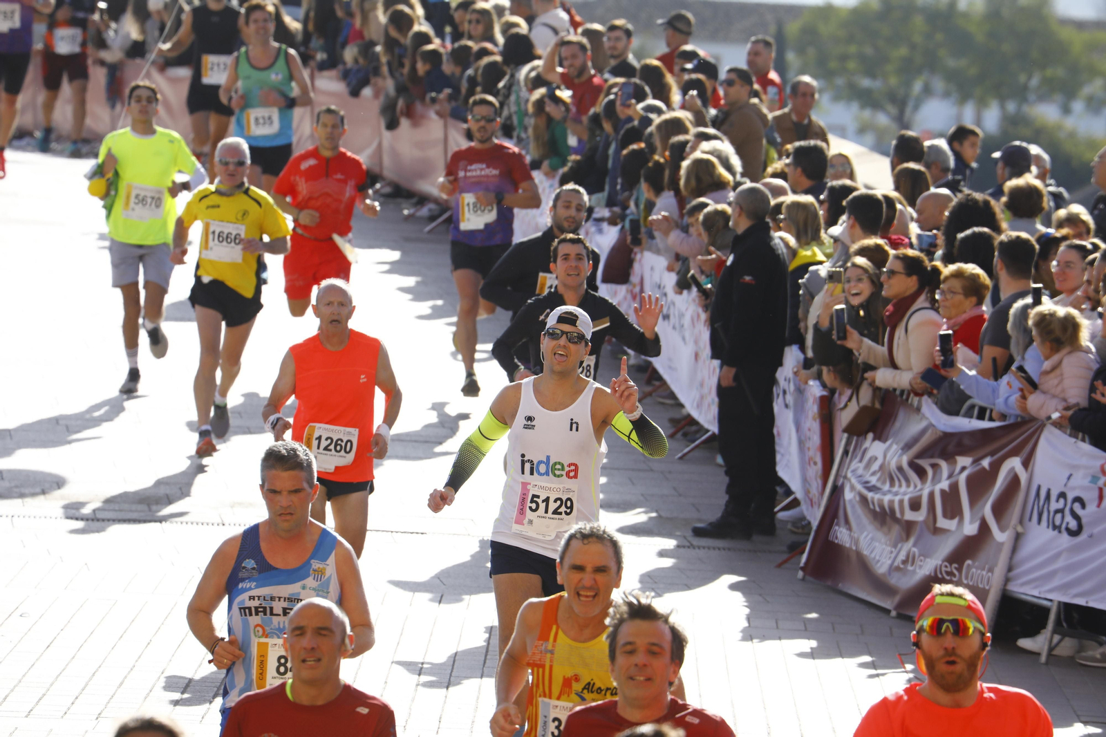 La gloria de cruzar la Puerta del Puente: imágenes de la meta de la 36 Media Maratón de Córdoba