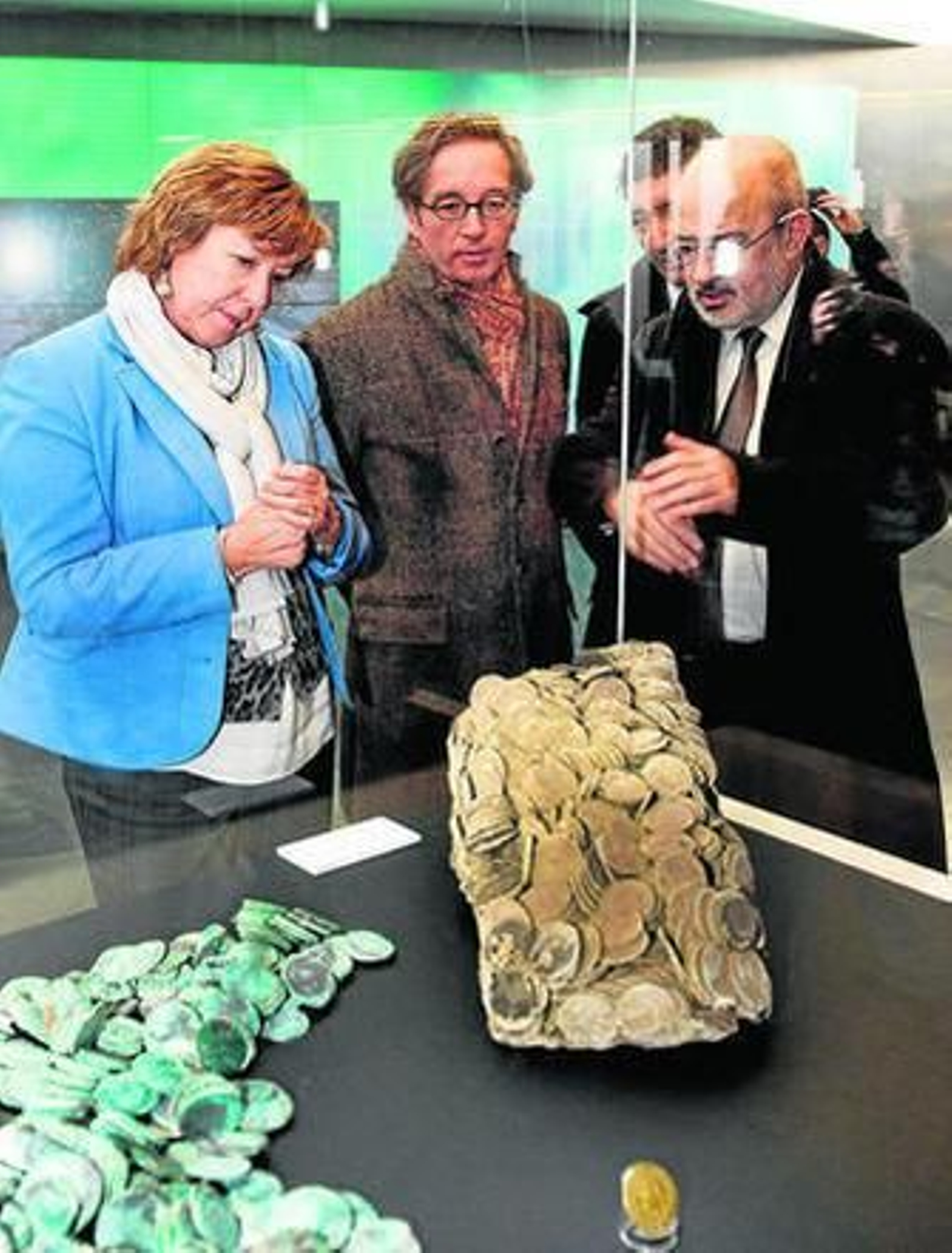 Lasalle observa el tesoro de 'La Mercedes', ayer en el museo nacional.