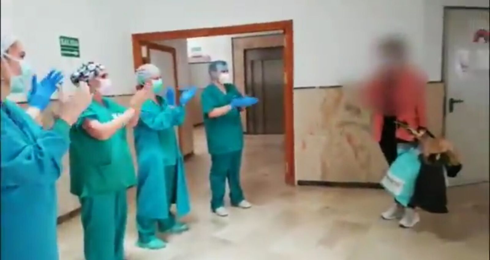 Una paciente dejando el Hospital Comarcal 'Virgen del Camino' entre aplausos de trabajadores del mismo.