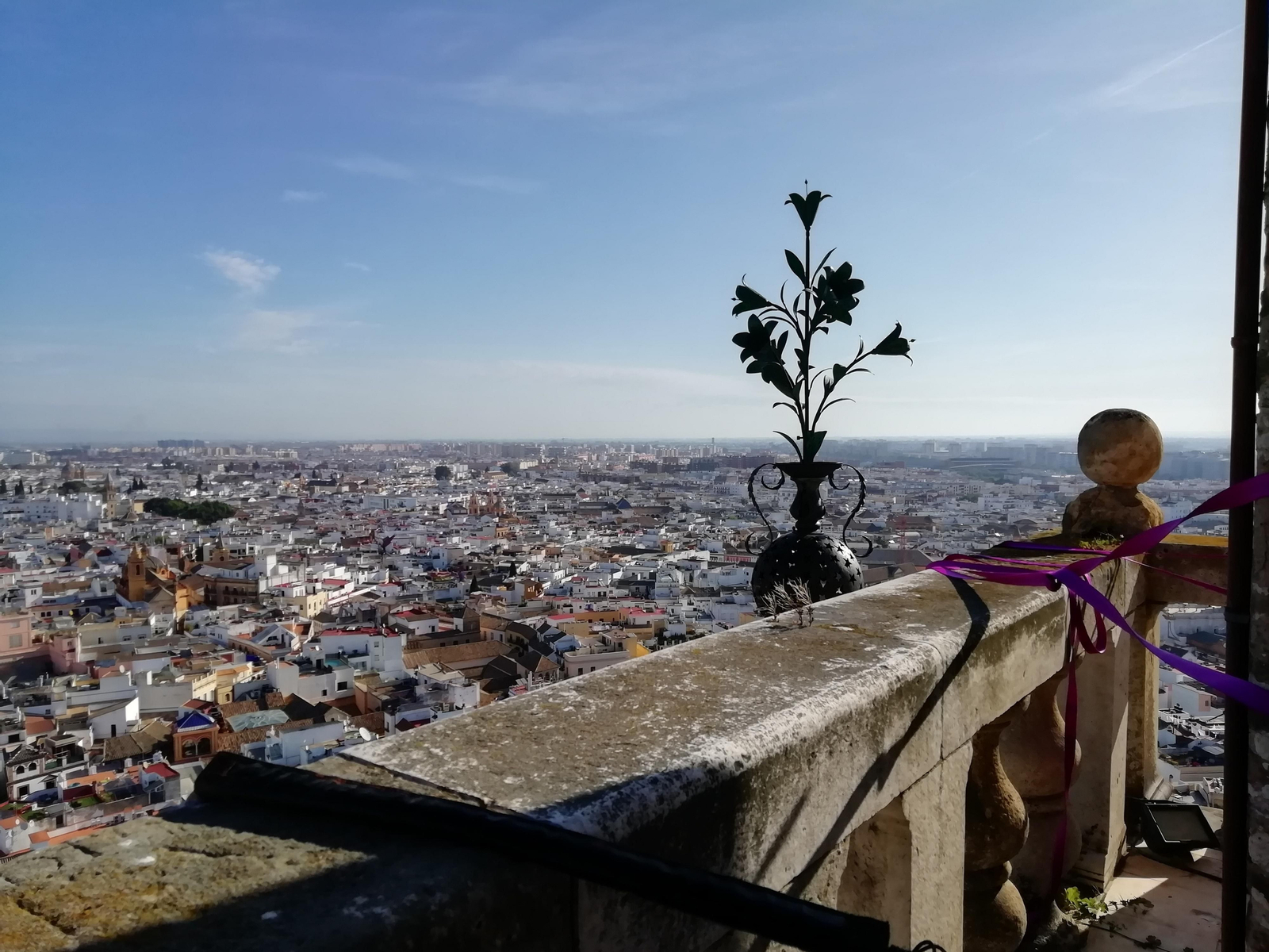 Así se revisan la Catedral de Sevilla y la Giralda desde las alturas
