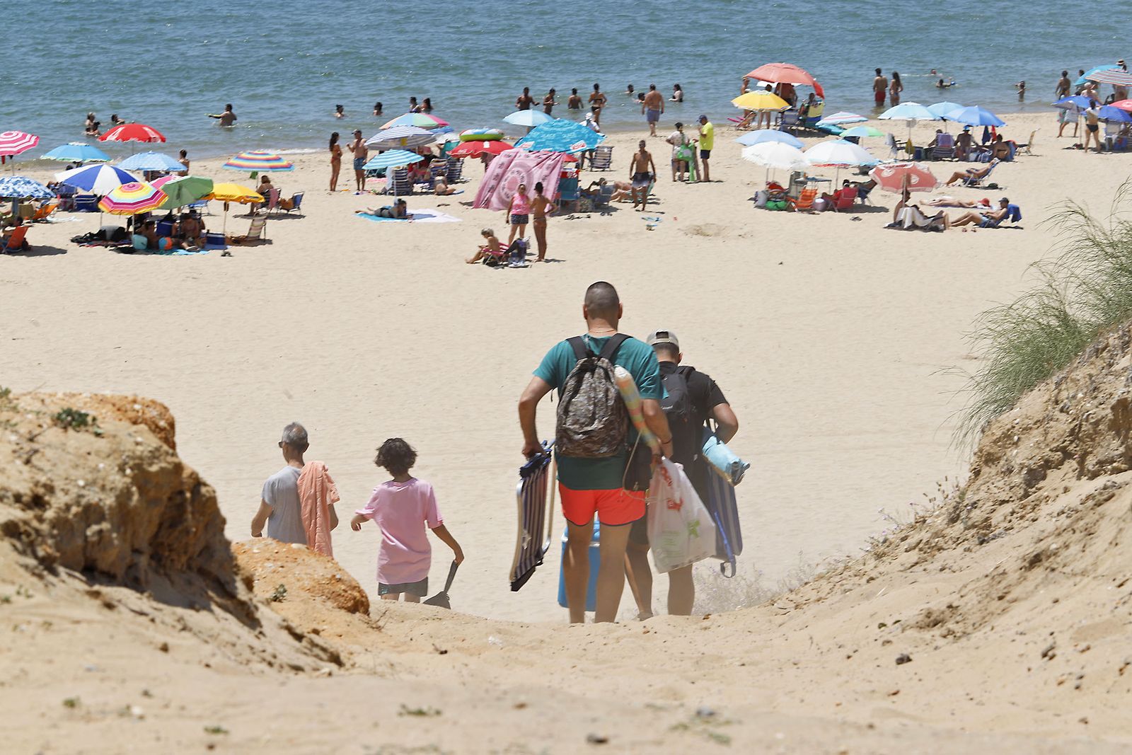 Ambiente en las playas de Huelva en el domingo 2 de julio