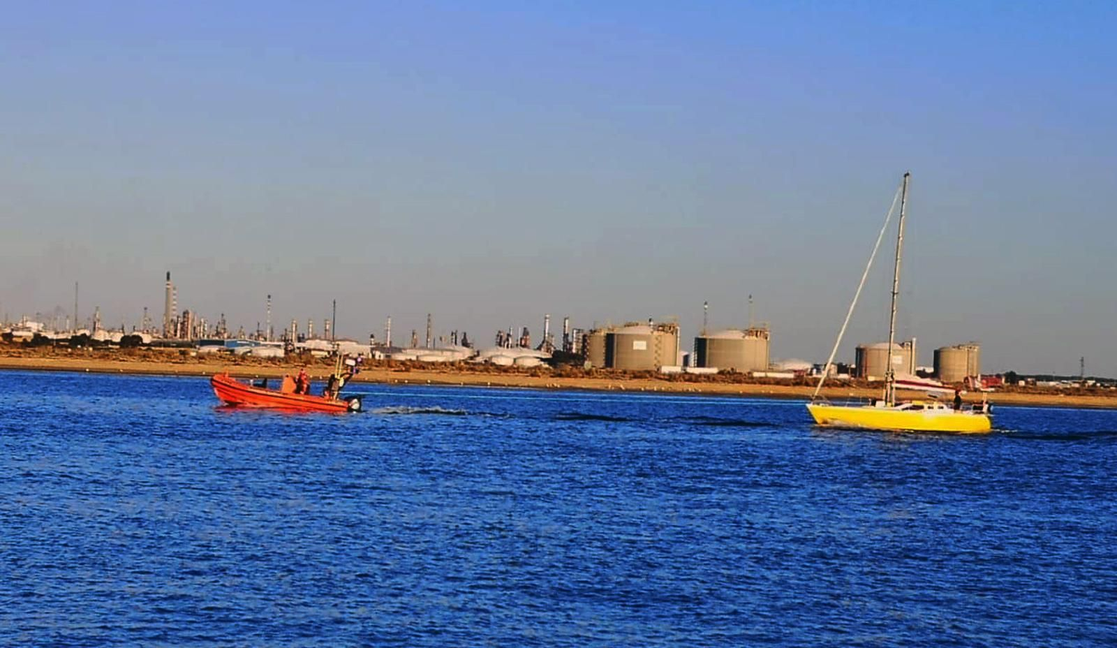 La LS-Helena remolca al velero sin motor por la ría puntaumbrieña