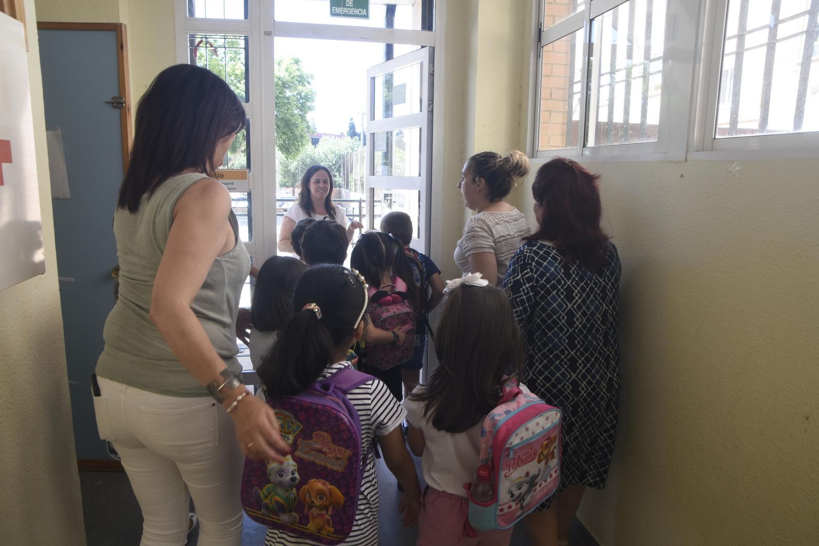 Salida de un grupo de niños de un colegio.