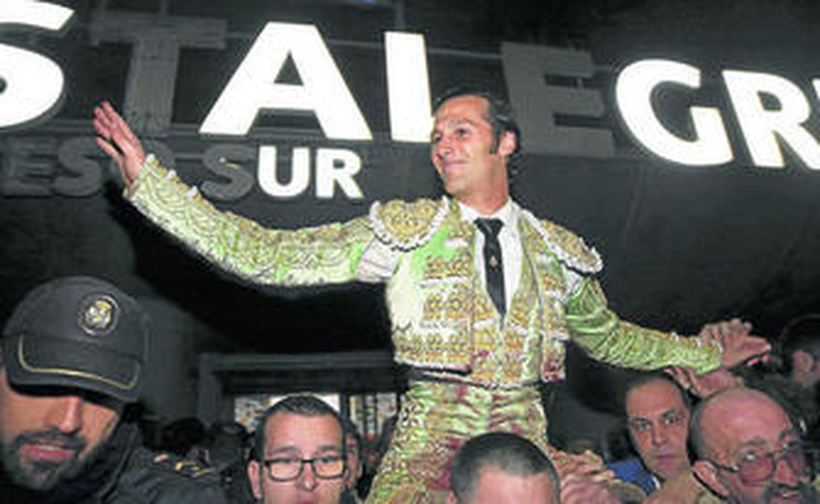 David Mora, en su salida a hombros por la Puerta Grande del Palacio de Vistalegre, en su reaparición.