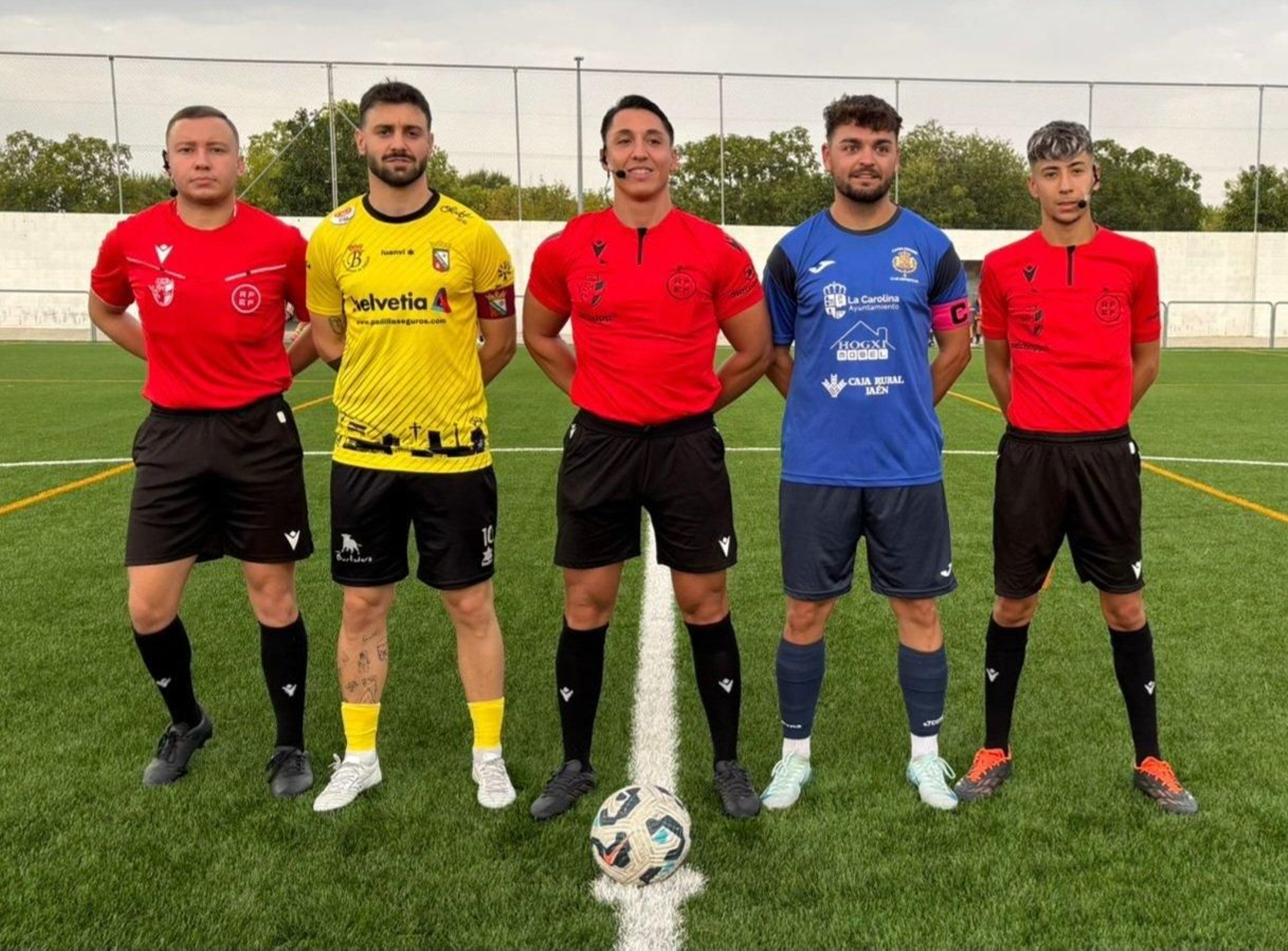 Los capitanes y el trío arbitral, en el duelo entre carolinenses y begijeños.