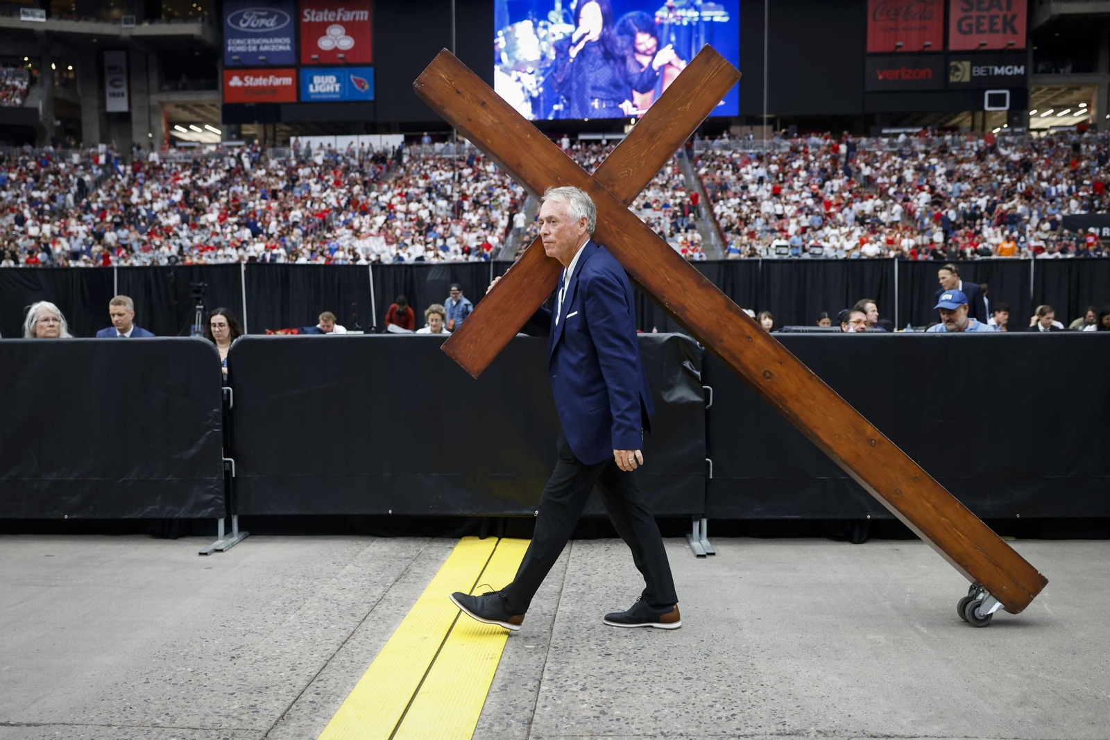 Una cruz en el homenaje republicano a Charlie Kirk.