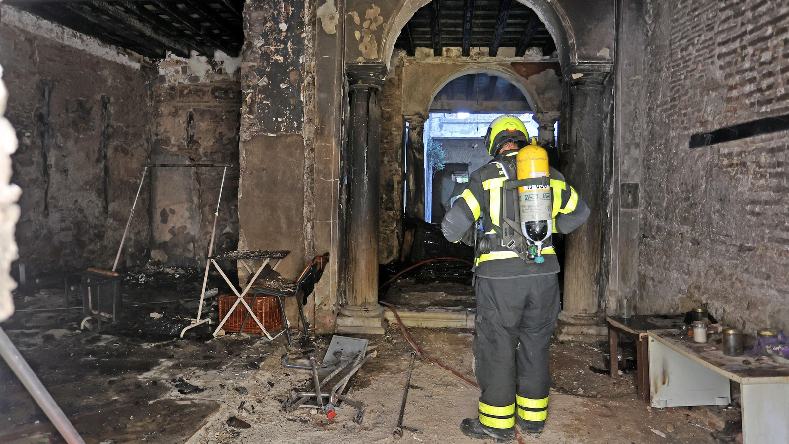 Los bomberos de Jerez intervienen en un incendio de un inmueble en calle Bizcocheros