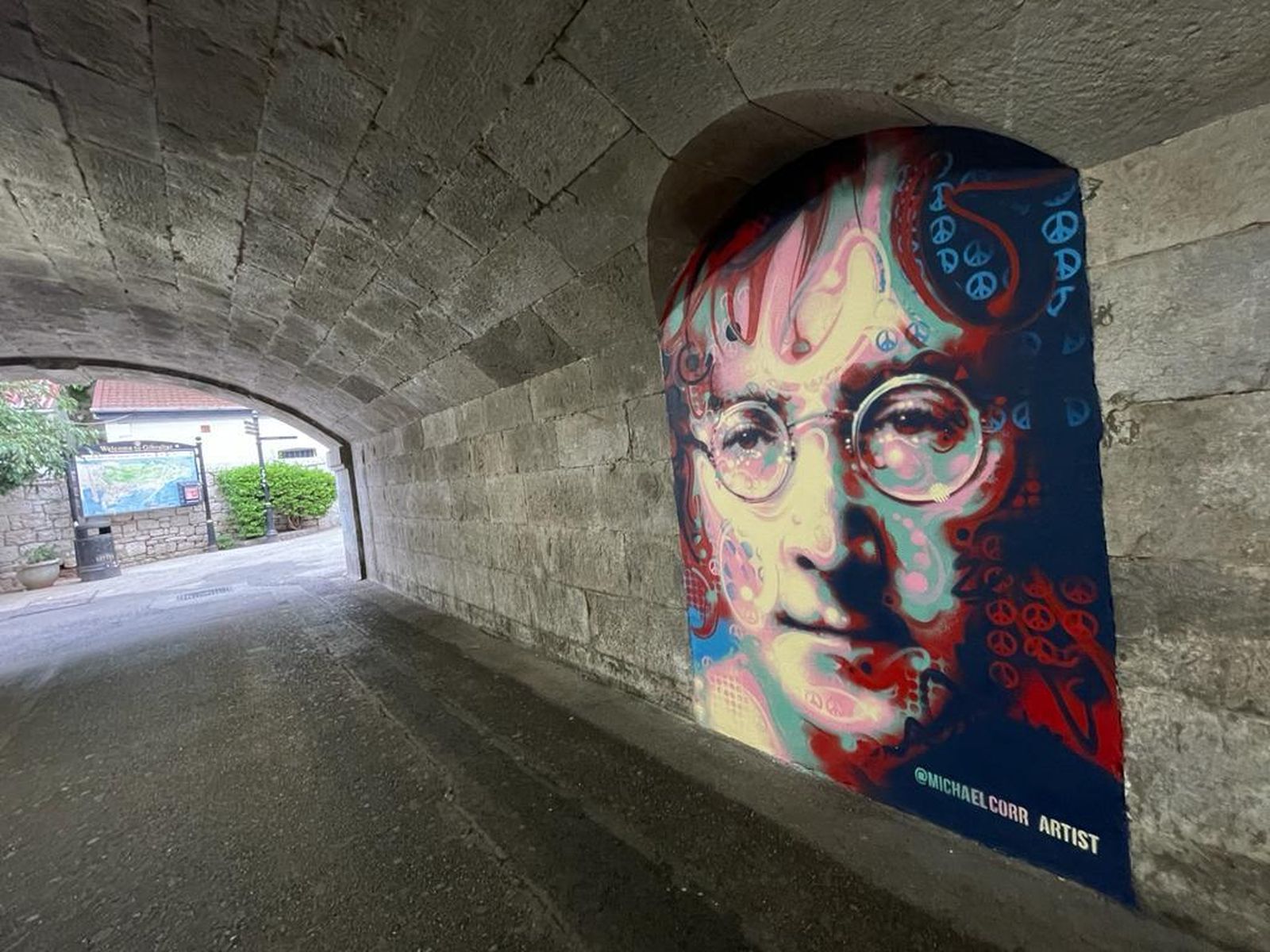 El mural de John Lennon en el túnel de Landport.