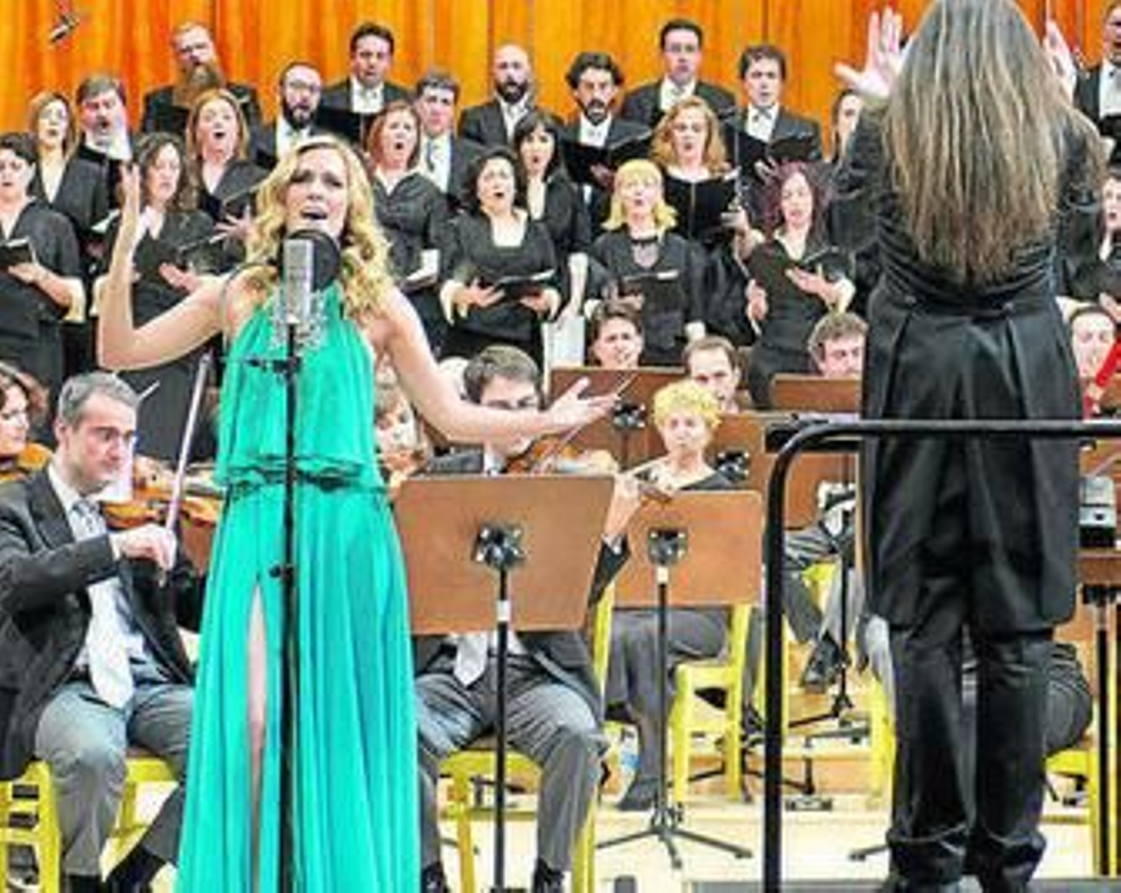 Edurne en su grabación con la Orquesta y Coros de RTVE.