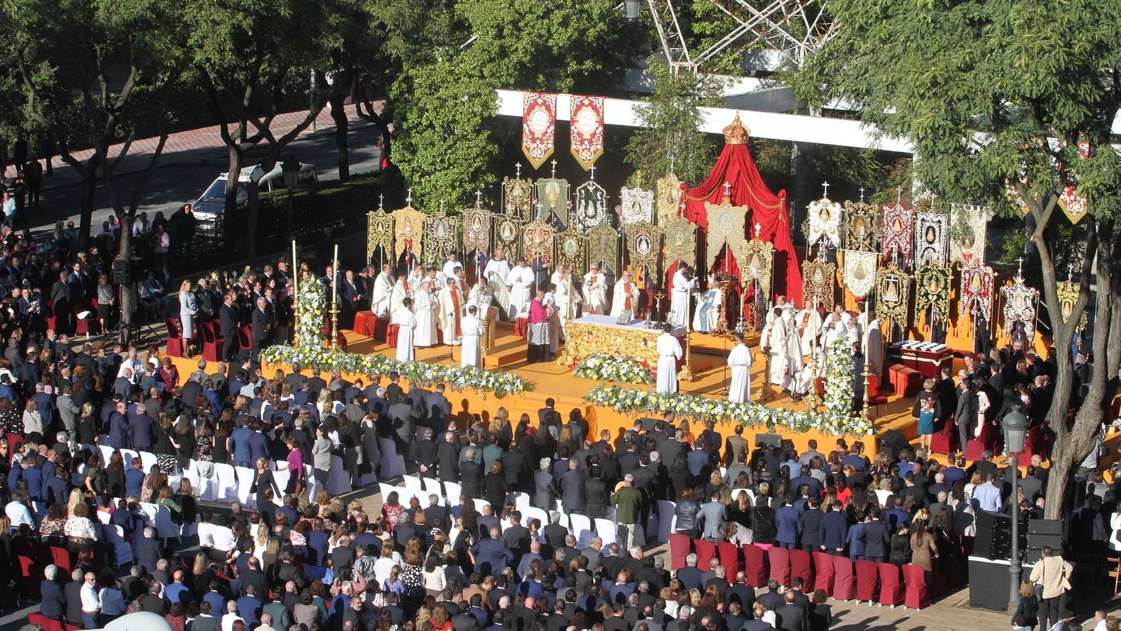 Celebración de la solemne misa en la rotonda de San Juan Pablo II, con todos los simpecados de la provincia.